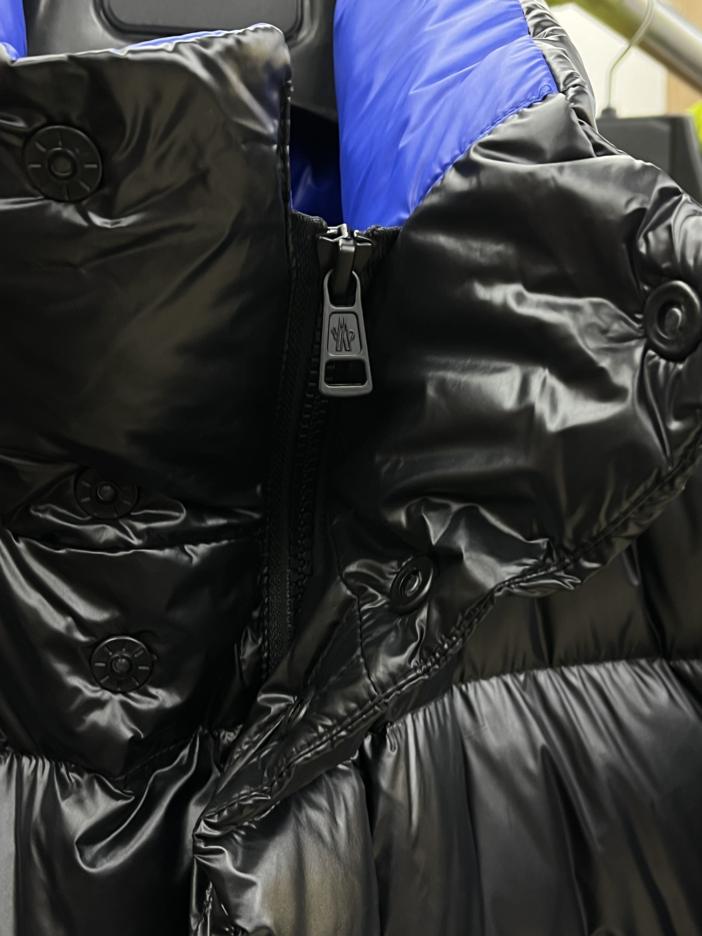 秋冬羽绒 Mon 🔥🔥最新款时尚设计师款羽绒外套❤️‍🔥立领羽绒服，胸口经典logo爆款羽绒服，90#白