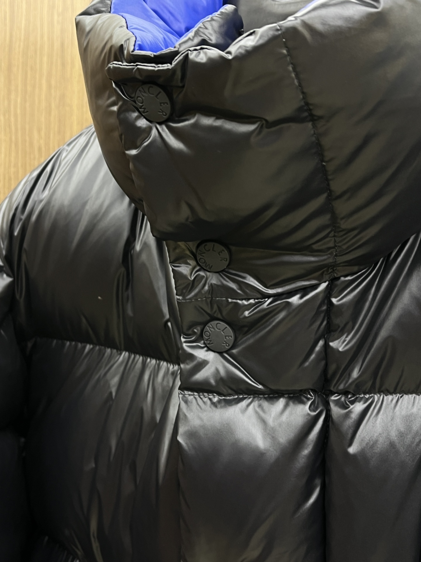 秋冬羽绒 Mon 🔥🔥最新款时尚设计师款羽绒外套❤️‍🔥立领羽绒服，胸口经典logo爆款羽绒服，90#白