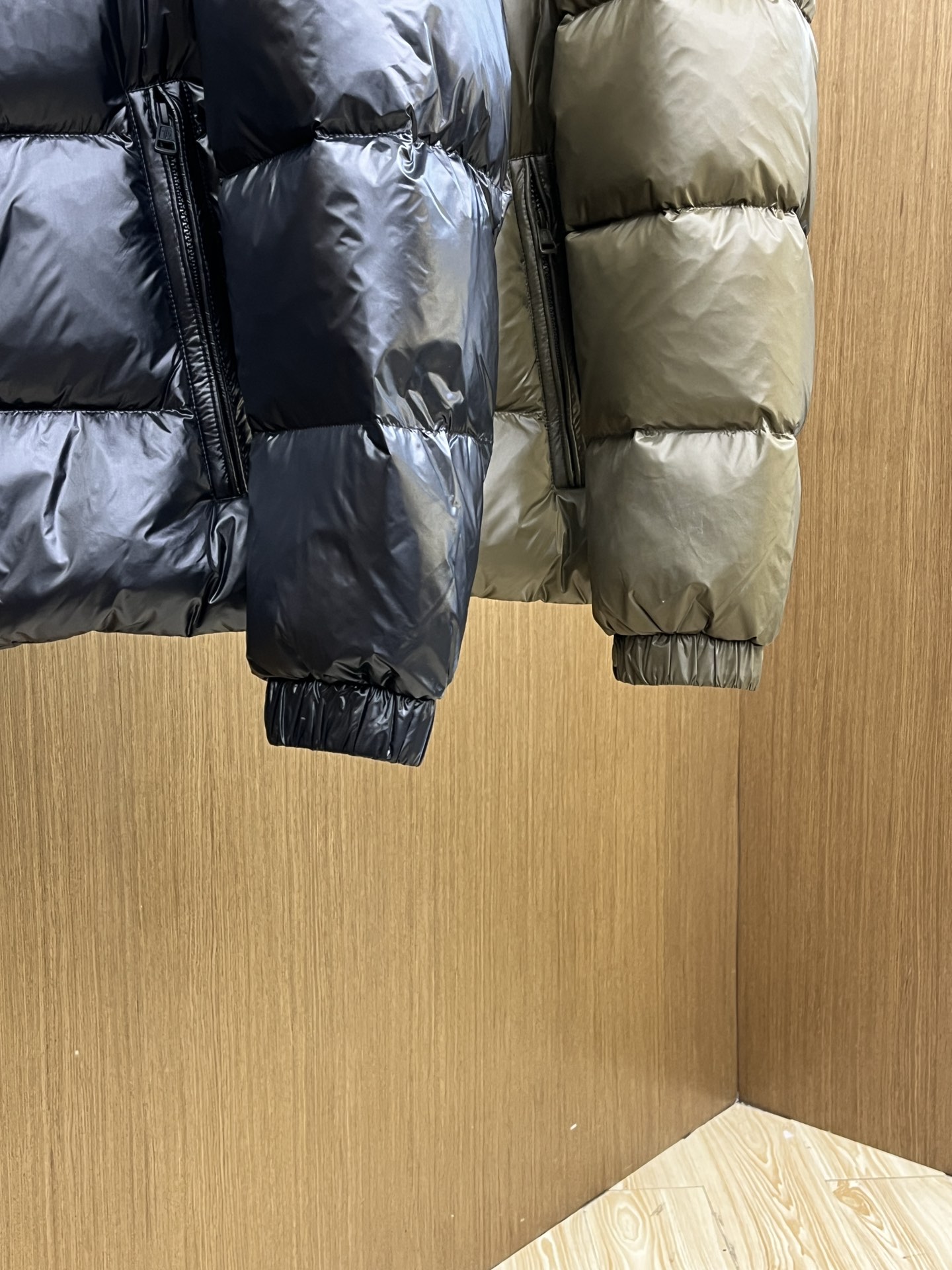 秋冬羽绒 Mon 🔥🔥最新款时尚设计师款羽绒外套❤️‍🔥立领羽绒服，胸口经典logo爆款羽绒服，90#白