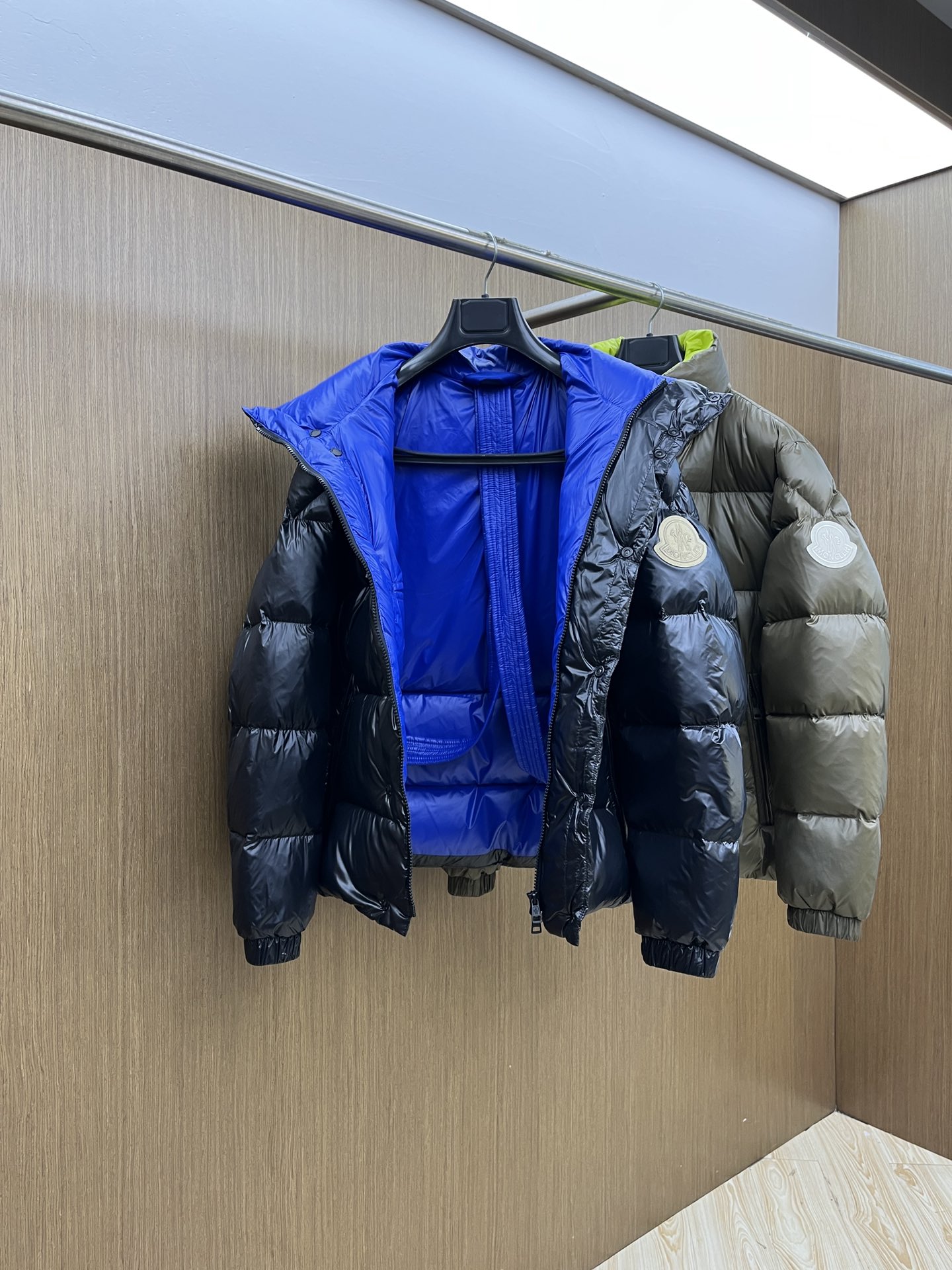 秋冬羽绒 Mon 🔥🔥最新款时尚设计师款羽绒外套❤️‍🔥立领羽绒服，胸口经典logo爆款羽绒服，90#白