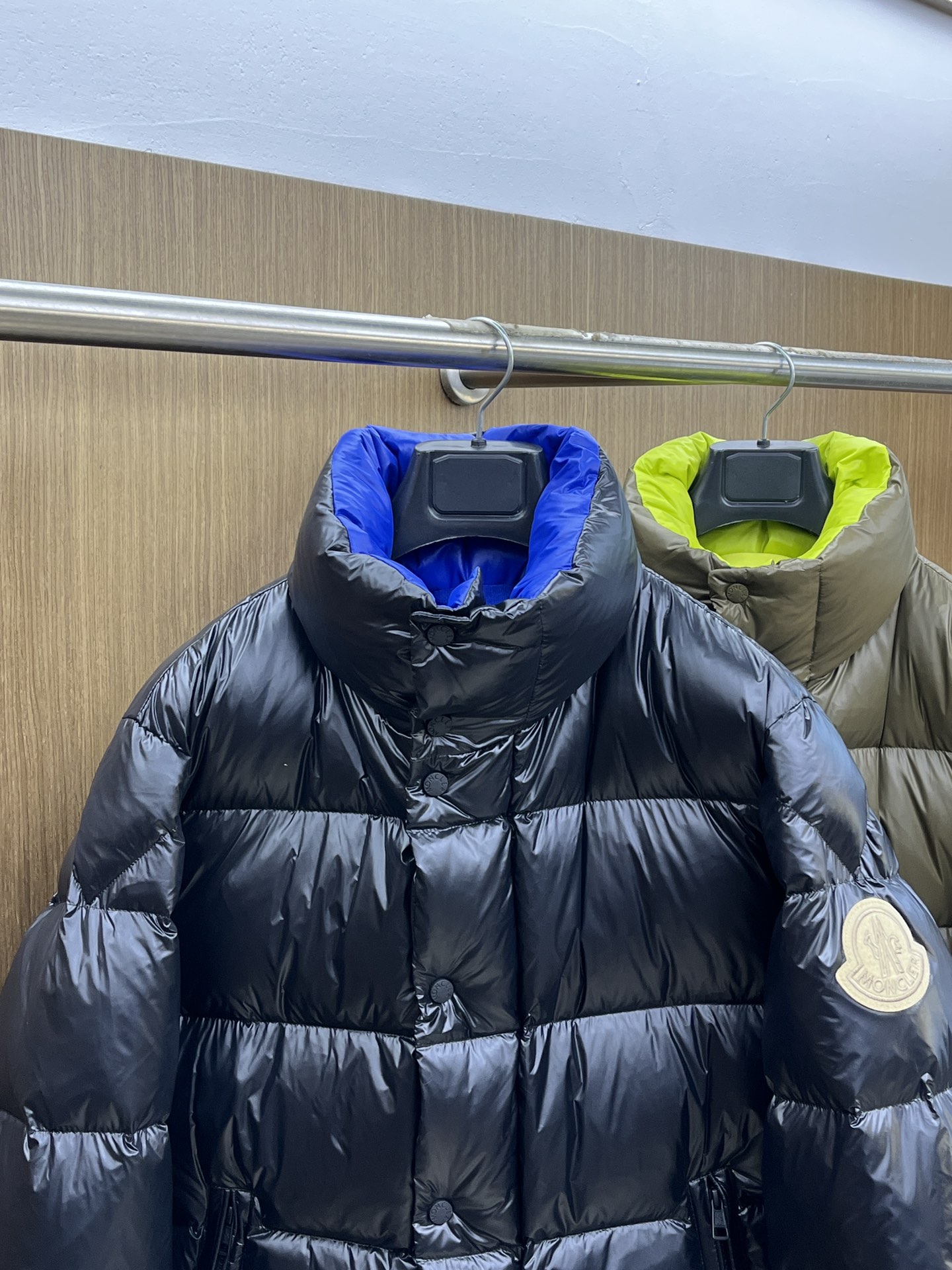 秋冬羽绒 Mon 🔥🔥最新款时尚设计师款羽绒外套❤️‍🔥立领羽绒服，胸口经典logo爆款羽绒服，90#白