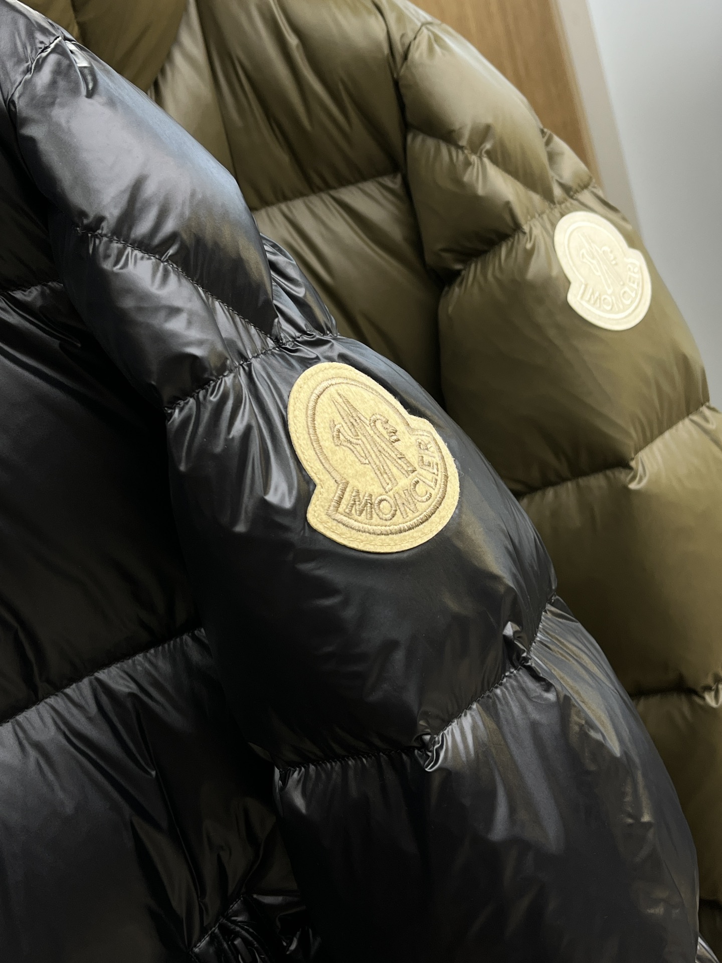 秋冬羽绒 Mon 🔥🔥最新款时尚设计师款羽绒外套❤️‍🔥立领羽绒服，胸口经典logo爆款羽绒服，90#白