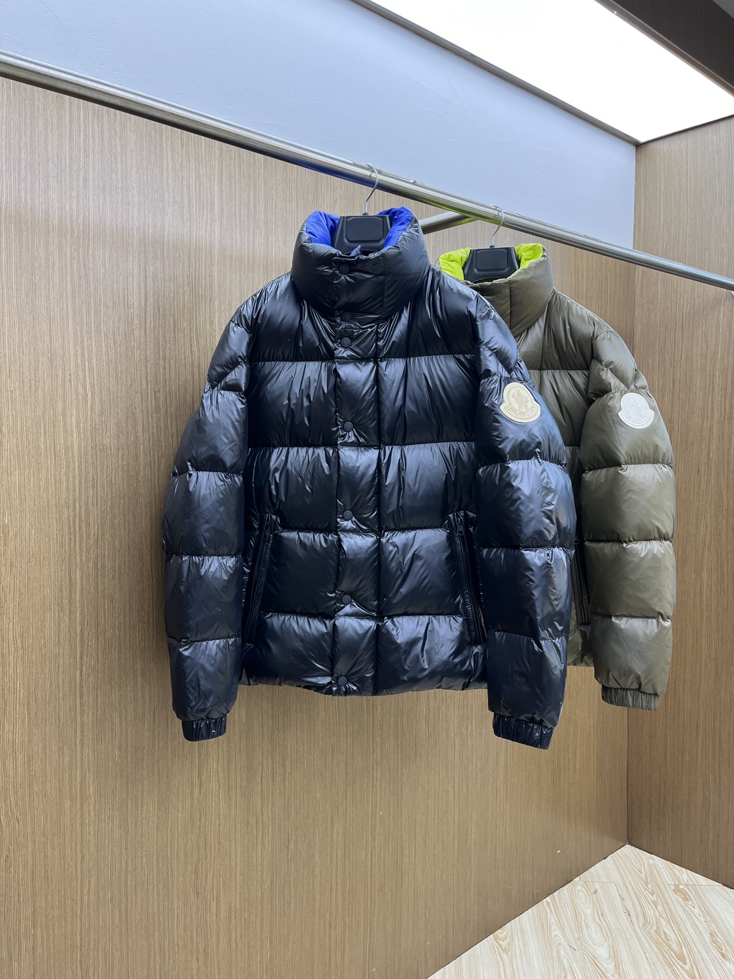 秋冬羽绒 Mon 🔥🔥最新款时尚设计师款羽绒外套❤️‍🔥立领羽绒服，胸口经典logo爆款羽绒服，90#白