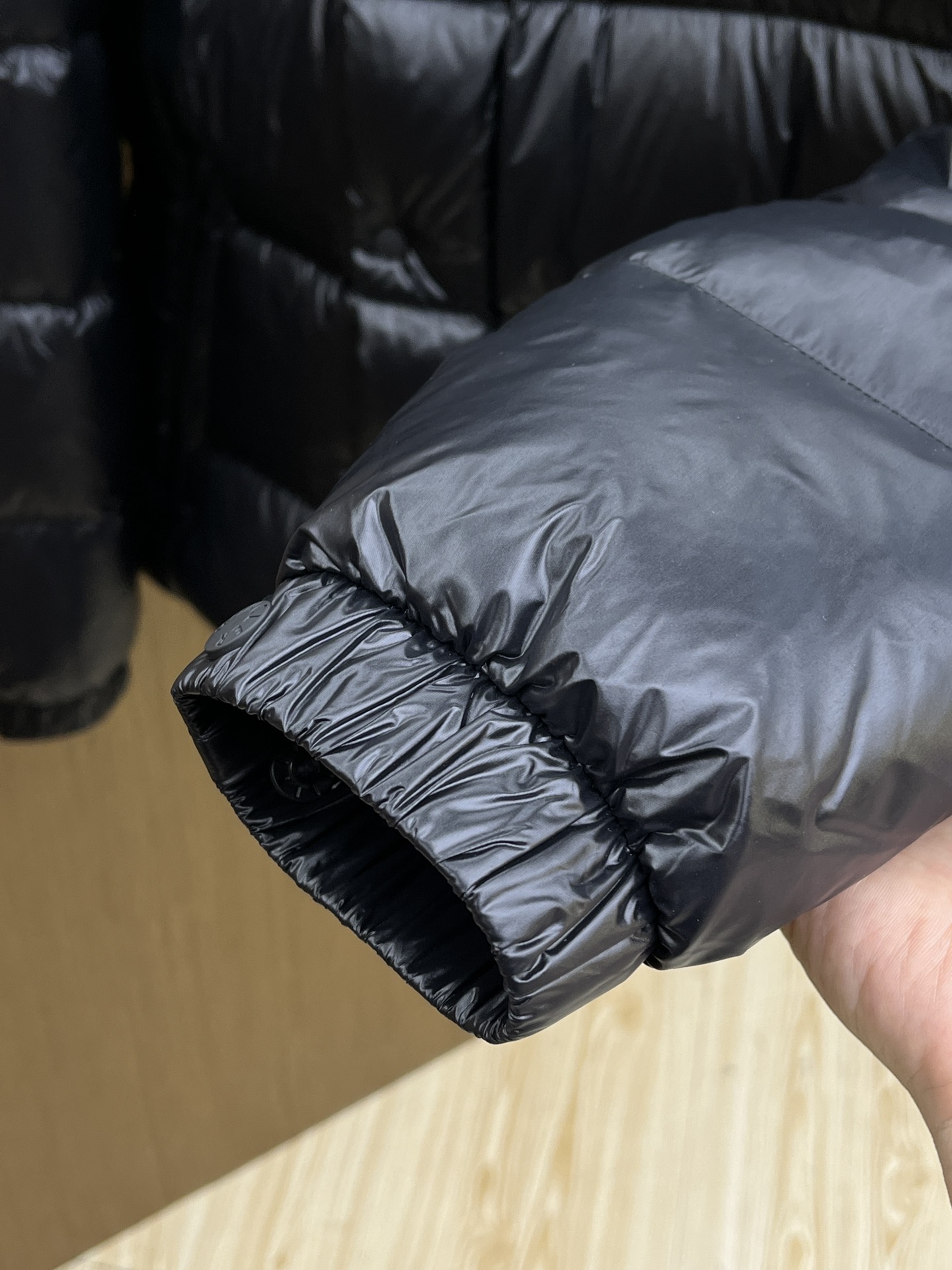 秋冬羽绒 Mon 🔥🔥最新款时尚设计师款羽绒外套❤️‍🔥立领羽绒服，胸口经典logo爆款羽绒服，90#白