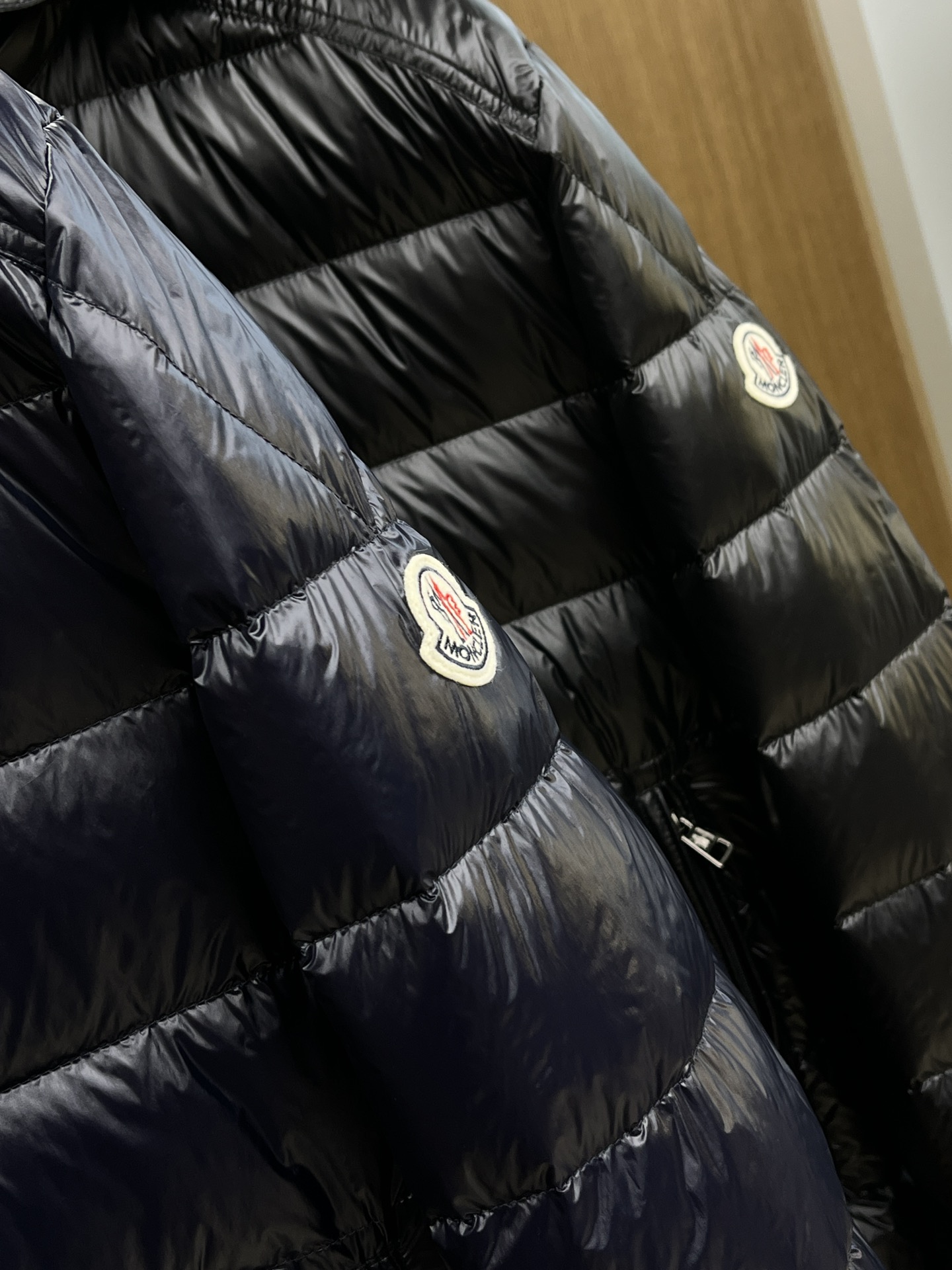 秋冬羽绒 Mon 🔥🔥最新款时尚设计师款羽绒外套❤️‍🔥连帽羽绒服，肩膀经典logo爆款羽绒服，90#白