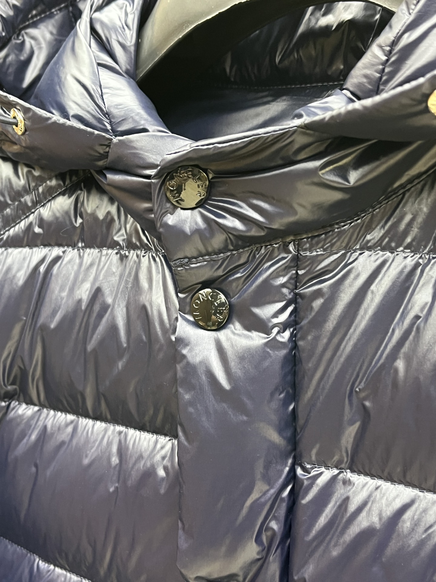 秋冬羽绒 Mon 🔥🔥最新款时尚设计师款羽绒外套❤️‍🔥连帽羽绒服，肩膀经典logo爆款羽绒服，90#白