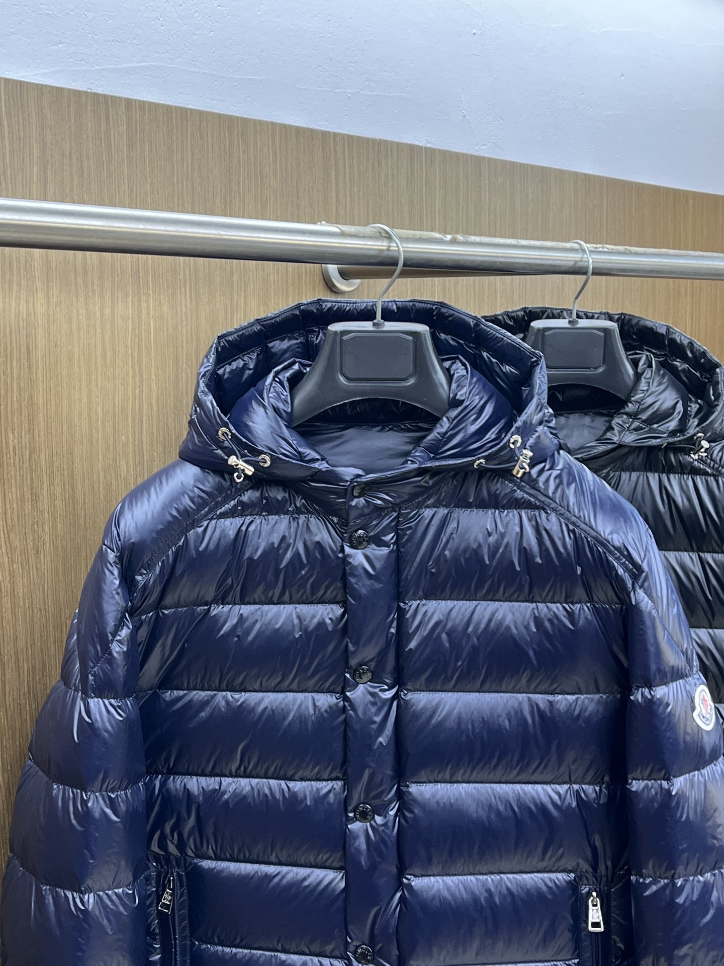 秋冬羽绒 Mon 🔥🔥最新款时尚设计师款羽绒外套❤️‍🔥连帽羽绒服，肩膀经典logo爆款羽绒服，90#白