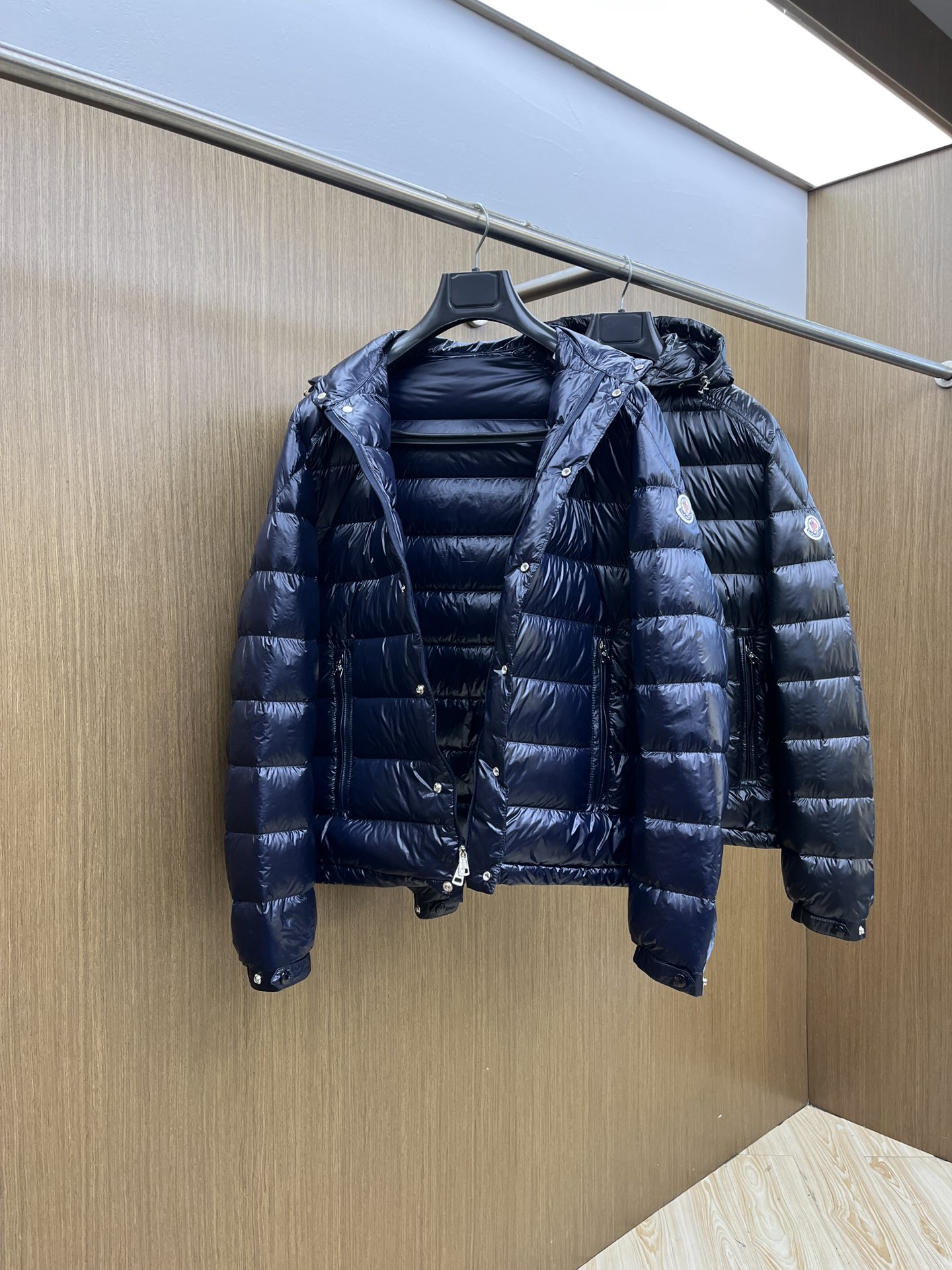 秋冬羽绒 Mon 🔥🔥最新款时尚设计师款羽绒外套❤️‍🔥连帽羽绒服，肩膀经典logo爆款羽绒服，90#白