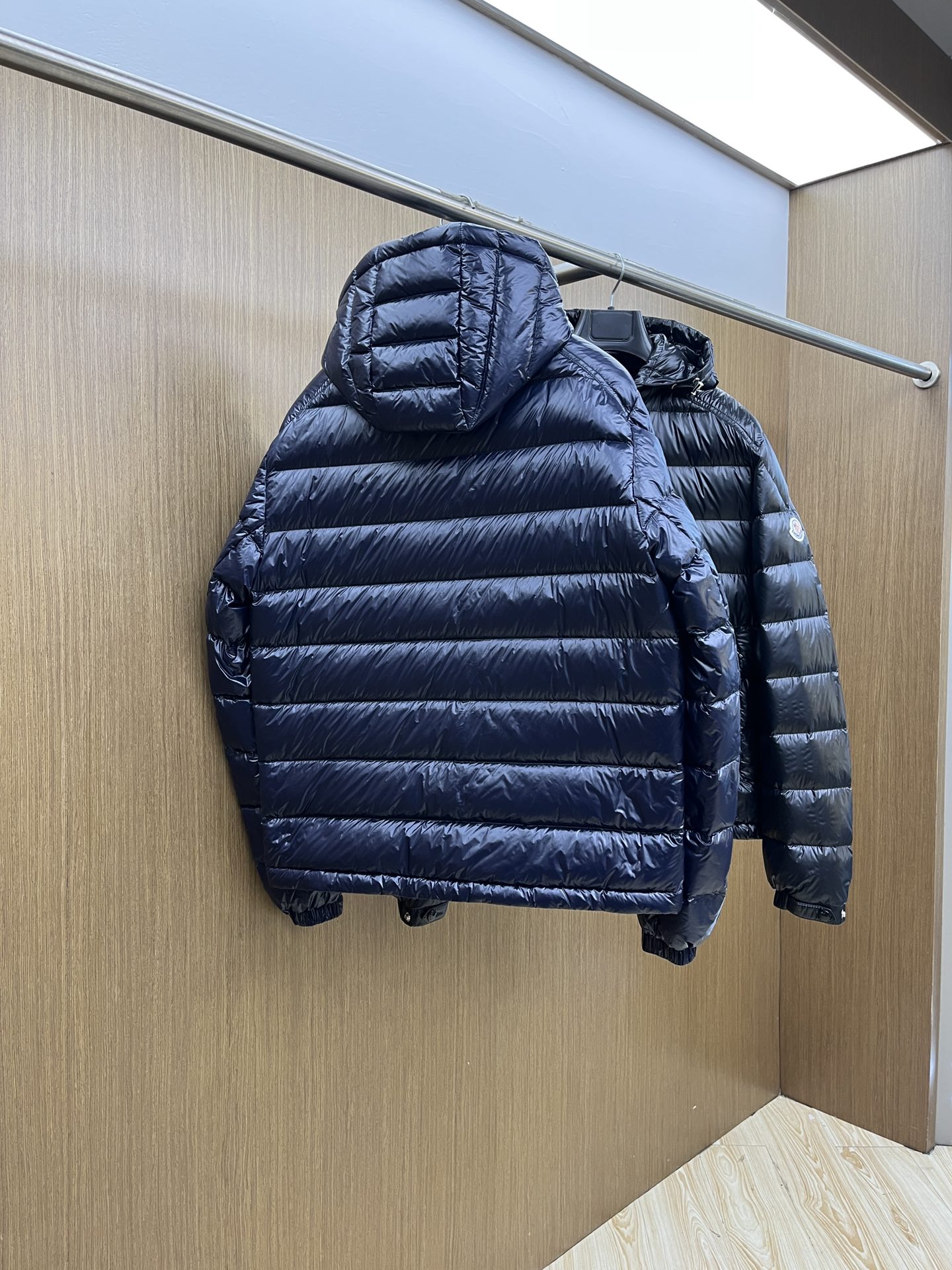 秋冬羽绒 Mon 🔥🔥最新款时尚设计师款羽绒外套❤️‍🔥连帽羽绒服，肩膀经典logo爆款羽绒服，90#白