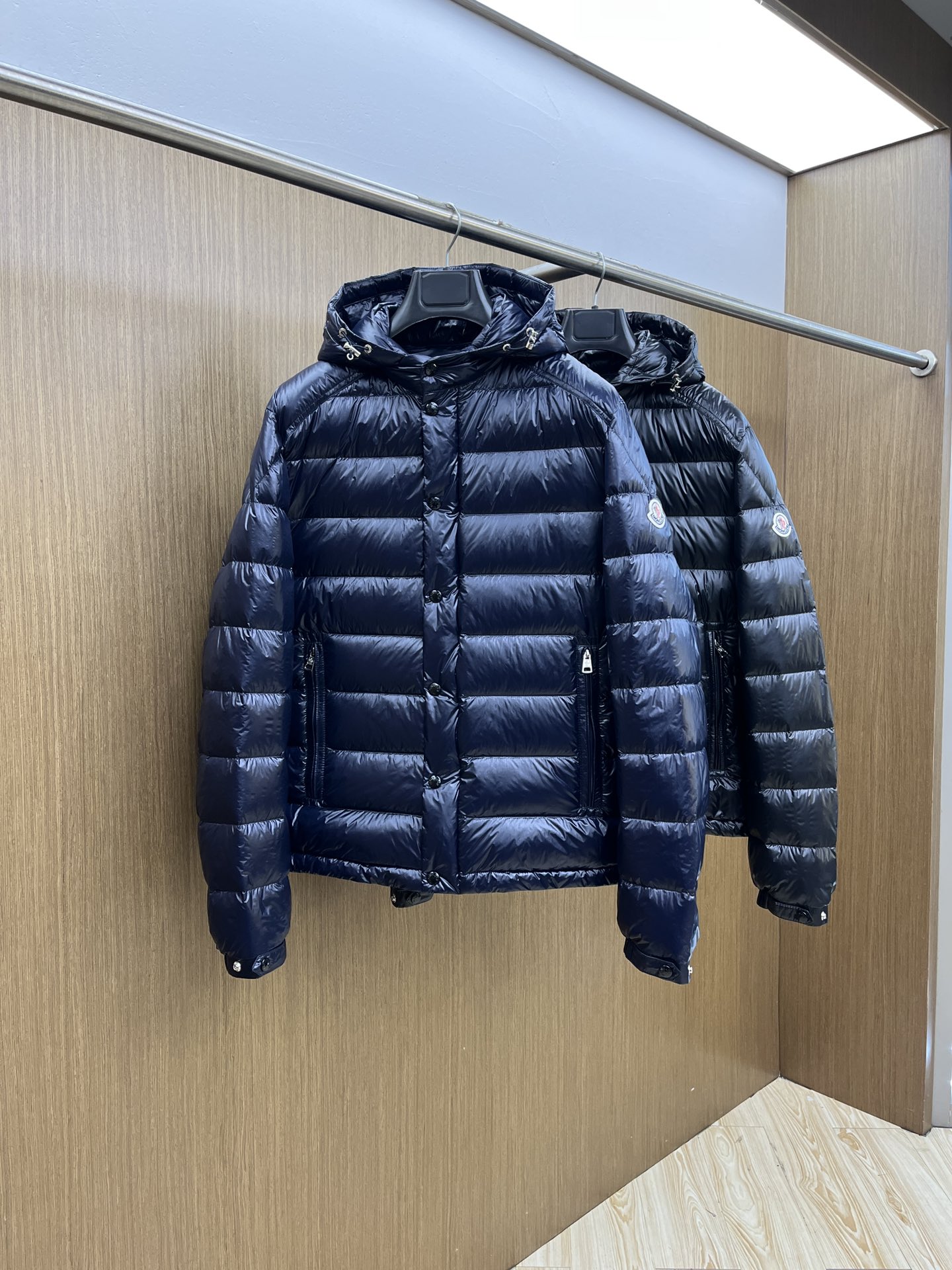 秋冬羽绒 Mon 🔥🔥最新款时尚设计师款羽绒外套❤️‍🔥连帽羽绒服，肩膀经典logo爆款羽绒服，90#白