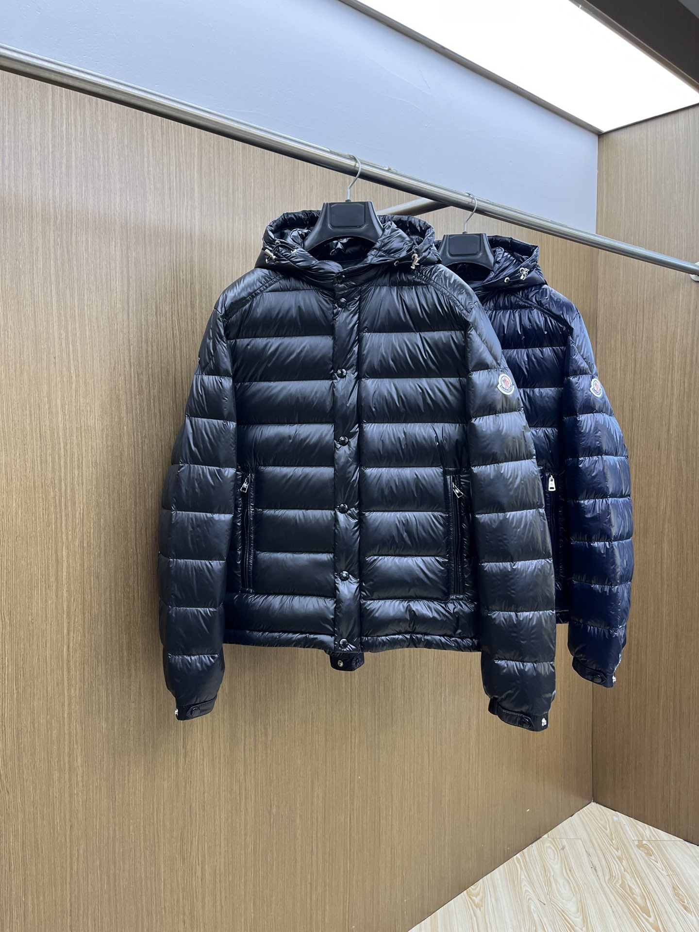 秋冬羽绒 Mon 🔥🔥最新款时尚设计师款羽绒外套❤️‍🔥连帽羽绒服，肩膀经典logo爆款羽绒服，90#白