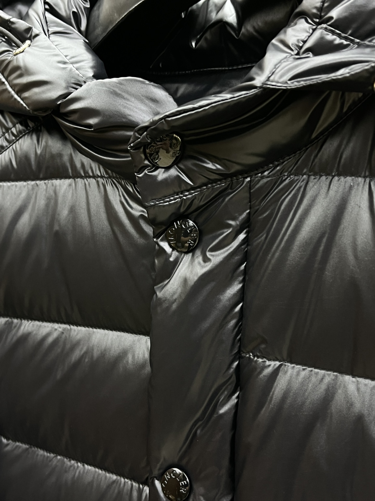 秋冬羽绒 Mon 🔥🔥最新款时尚设计师款羽绒外套❤️‍🔥连帽羽绒服，肩膀经典logo爆款羽绒服，90#白