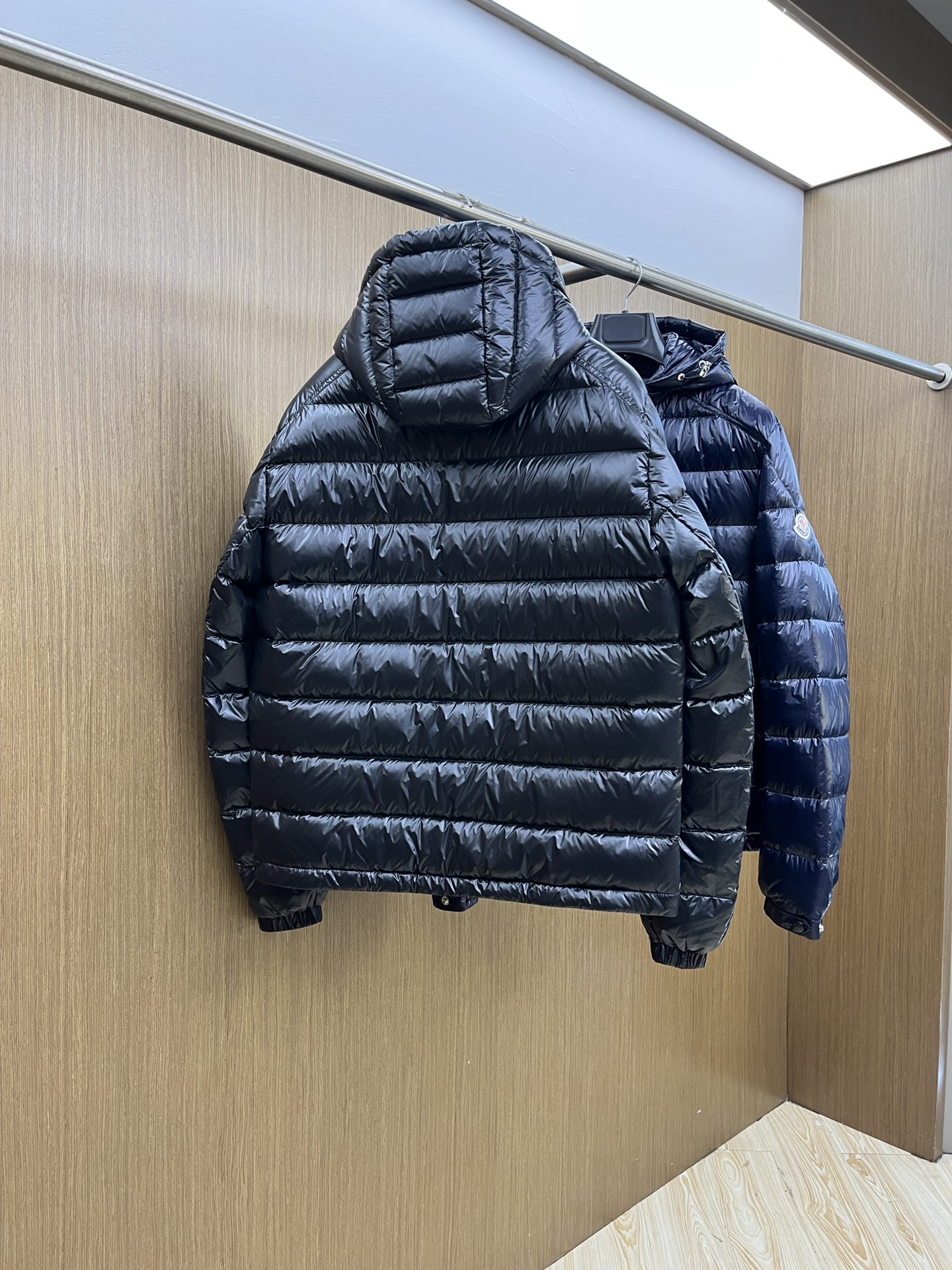 秋冬羽绒 Mon 🔥🔥最新款时尚设计师款羽绒外套❤️‍🔥连帽羽绒服，肩膀经典logo爆款羽绒服，90#白