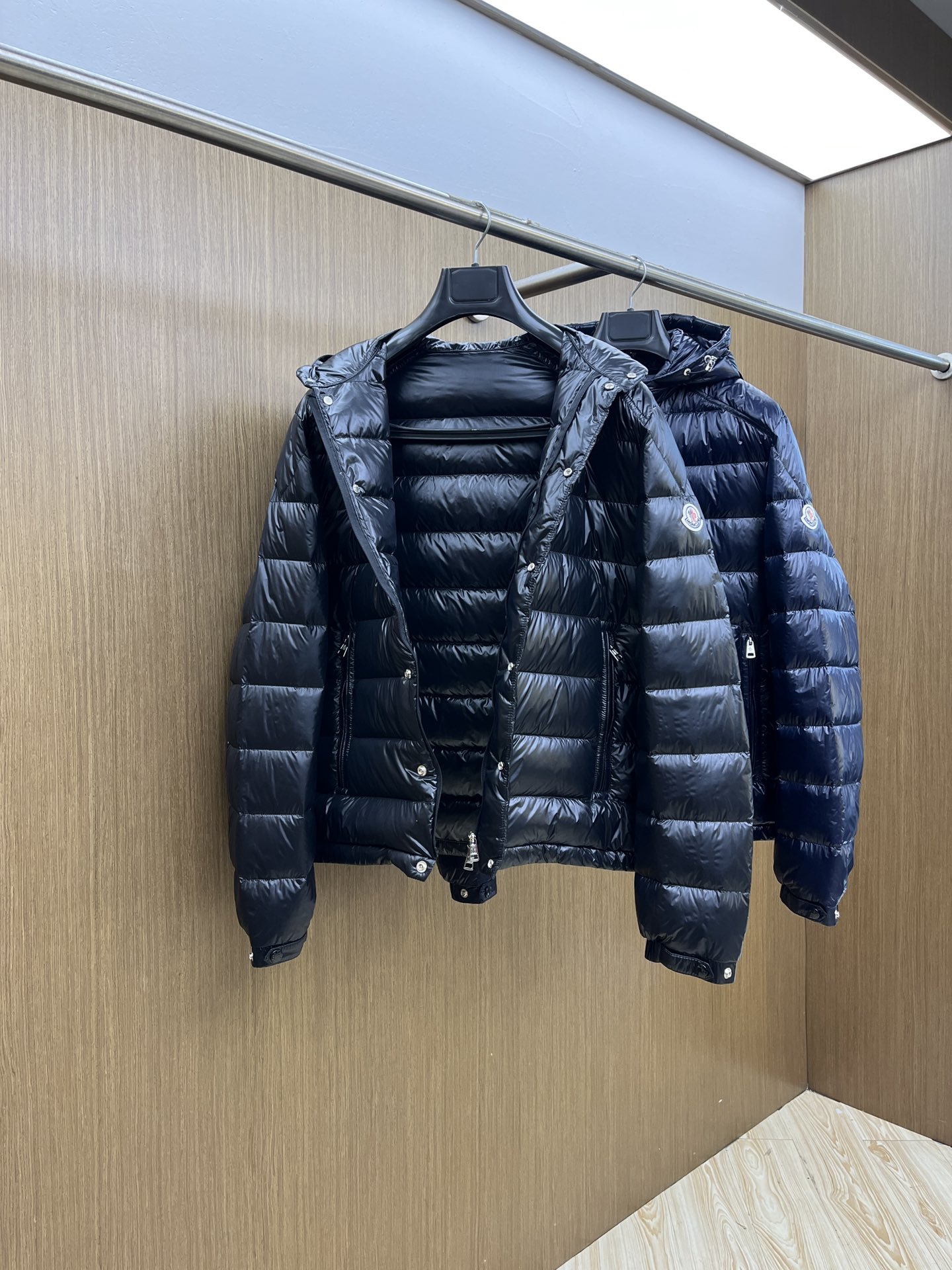 秋冬羽绒 Mon 🔥🔥最新款时尚设计师款羽绒外套❤️‍🔥连帽羽绒服，肩膀经典logo爆款羽绒服，90#白