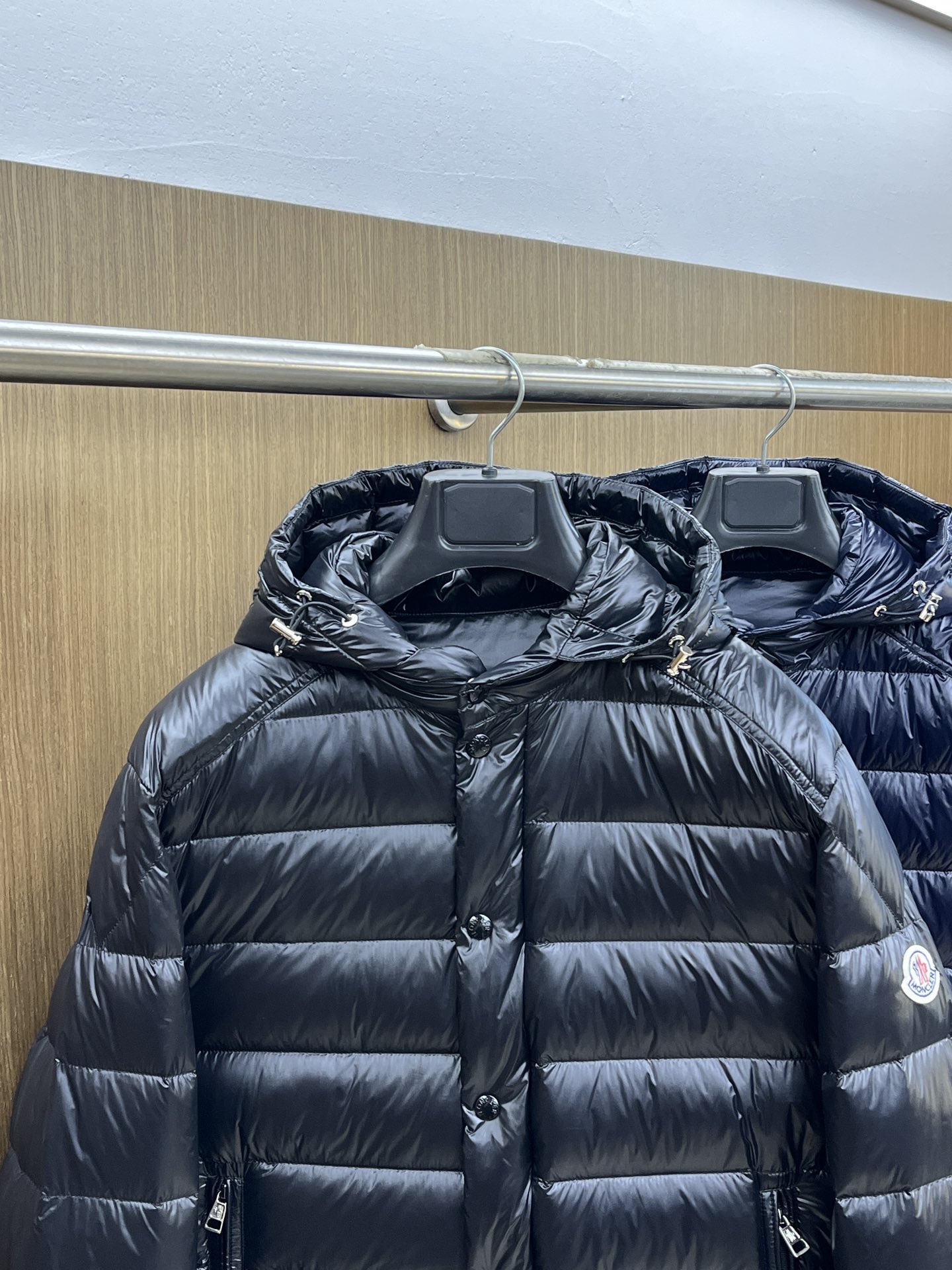 秋冬羽绒 Mon 🔥🔥最新款时尚设计师款羽绒外套❤️‍🔥连帽羽绒服，肩膀经典logo爆款羽绒服，90#白