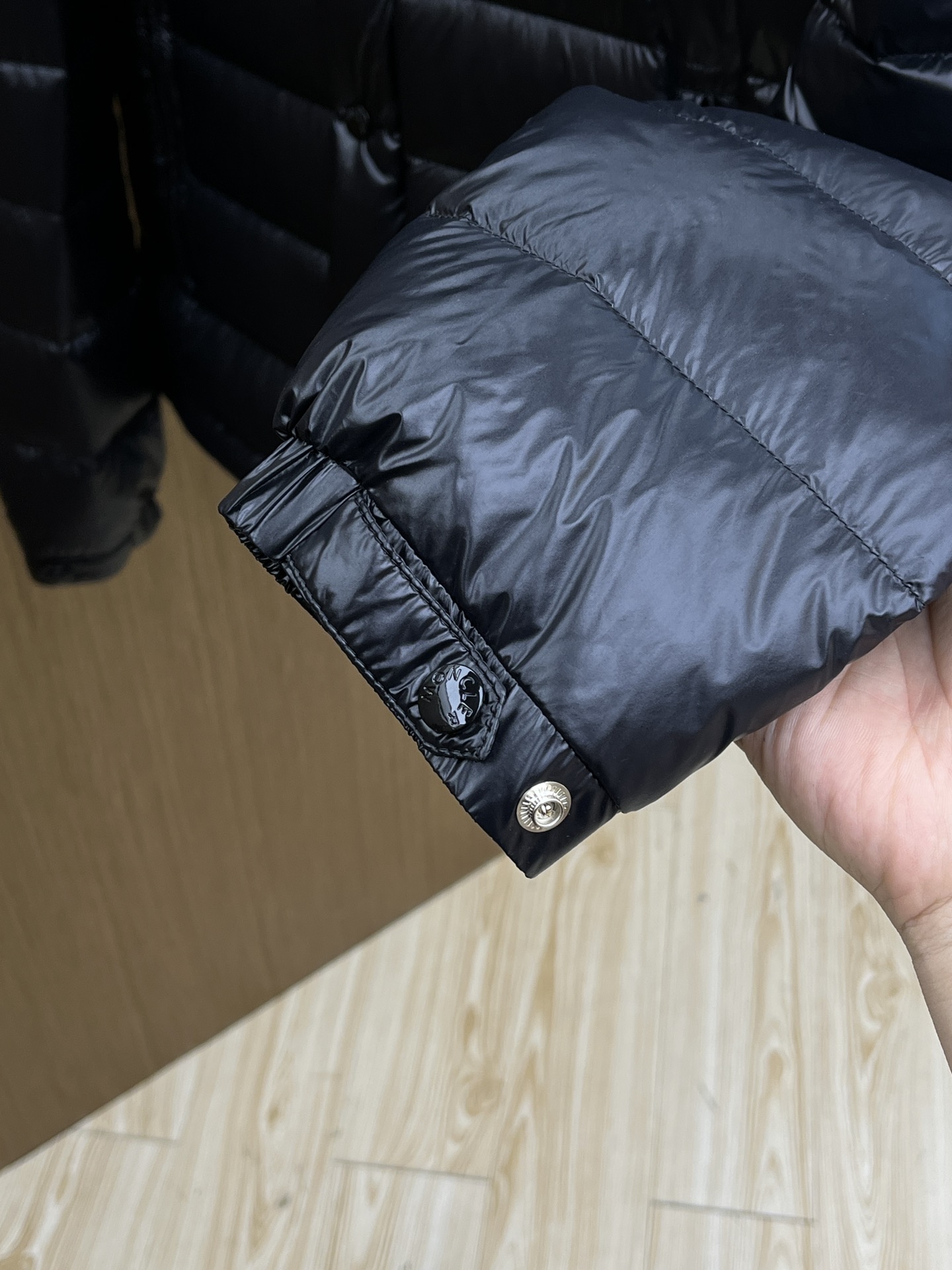 秋冬羽绒 Mon 🔥🔥最新款时尚设计师款羽绒外套❤️‍🔥连帽羽绒服，肩膀经典logo爆款羽绒服，90#白