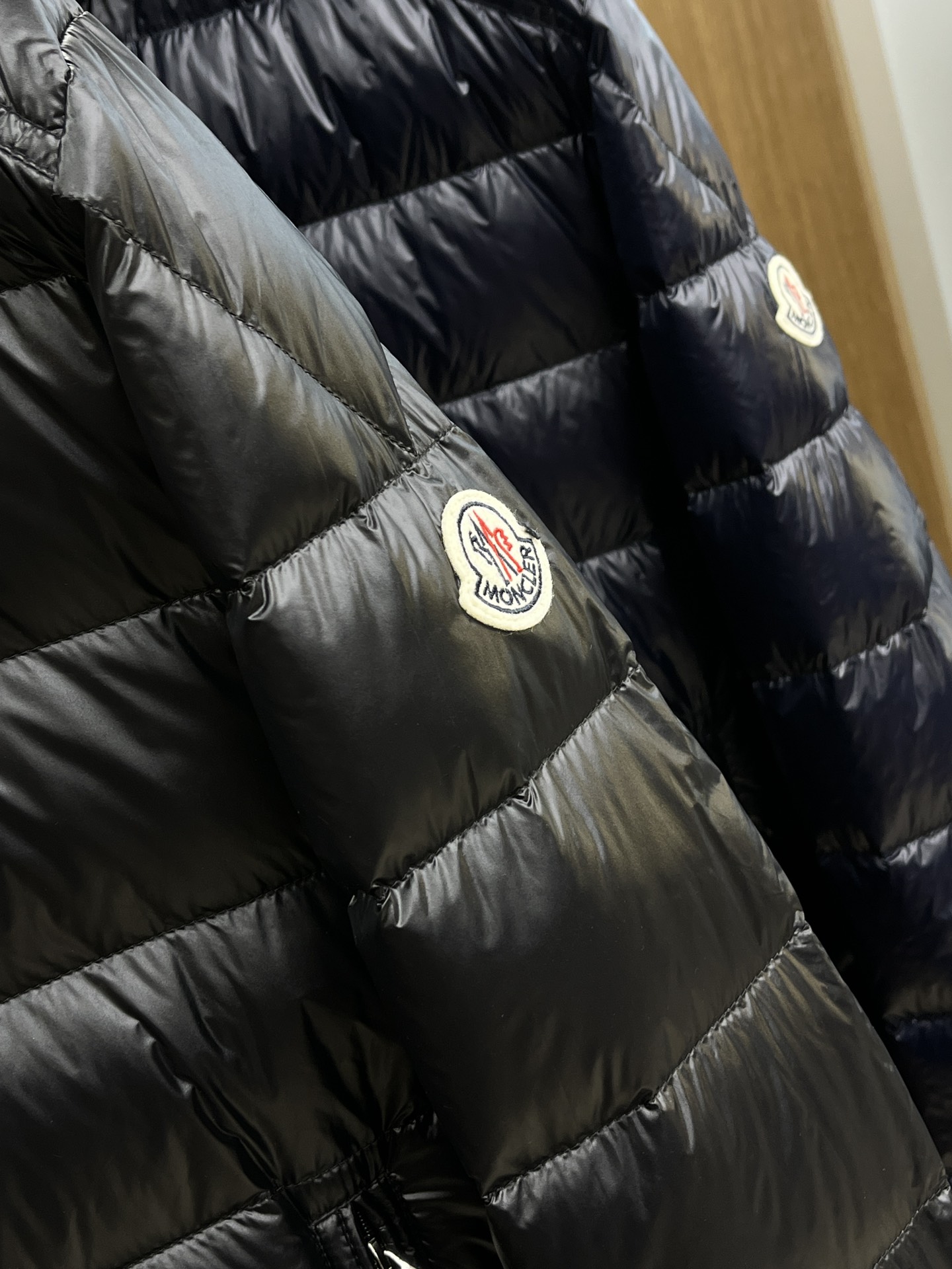 秋冬羽绒 Mon 🔥🔥最新款时尚设计师款羽绒外套❤️‍🔥连帽羽绒服，肩膀经典logo爆款羽绒服，90#白