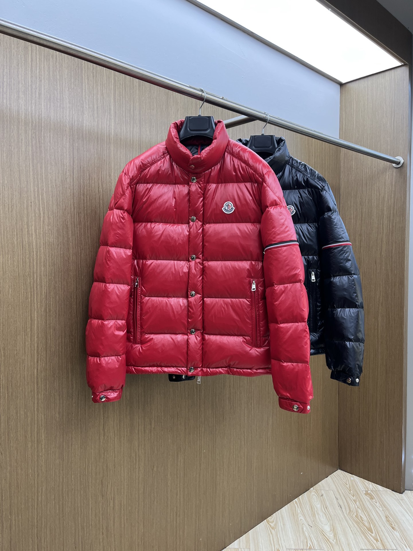 秋冬羽绒 Mon 🔥🔥最新款时尚设计师款羽绒外套❤️‍🔥立领羽绒服，肩膀经典logo爆款羽绒服，90#白