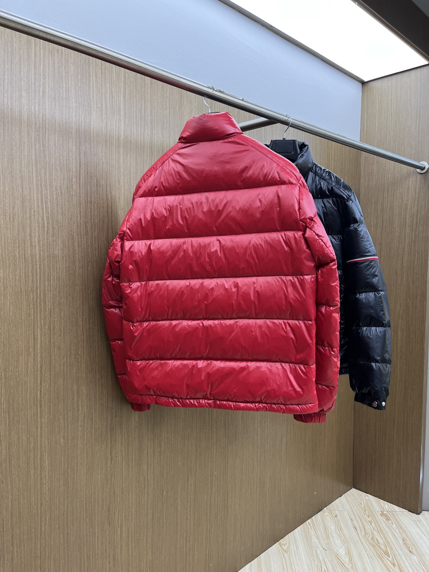 秋冬羽绒 Mon 🔥🔥最新款时尚设计师款羽绒外套❤️‍🔥立领羽绒服，肩膀经典logo爆款羽绒服，90#白