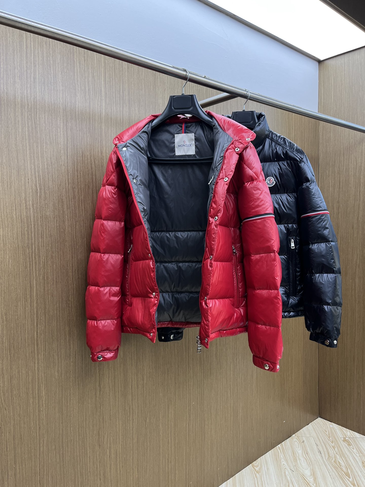 秋冬羽绒 Mon 🔥🔥最新款时尚设计师款羽绒外套❤️‍🔥立领羽绒服，肩膀经典logo爆款羽绒服，90#白