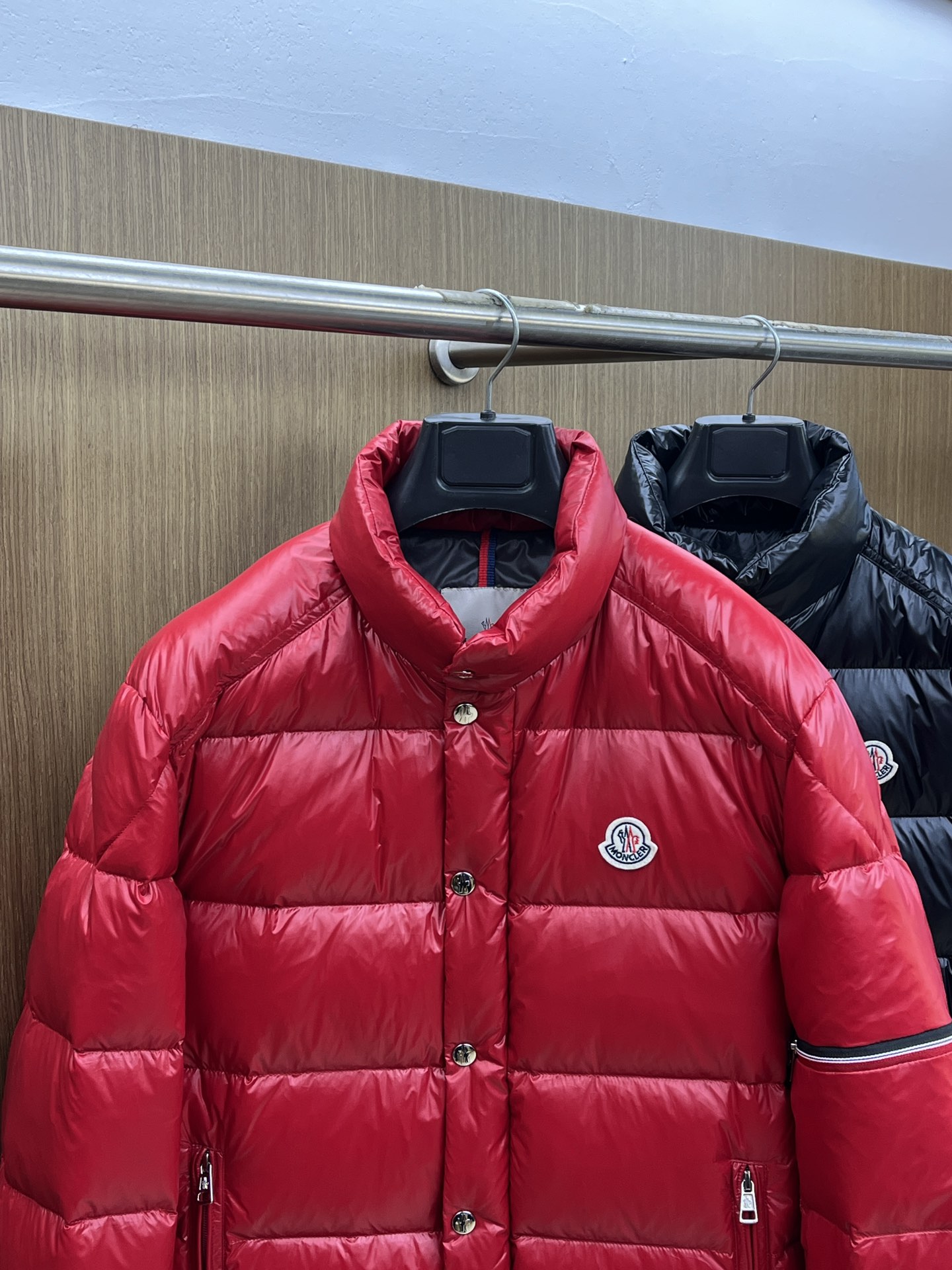 秋冬羽绒 Mon 🔥🔥最新款时尚设计师款羽绒外套❤️‍🔥立领羽绒服，肩膀经典logo爆款羽绒服，90#白