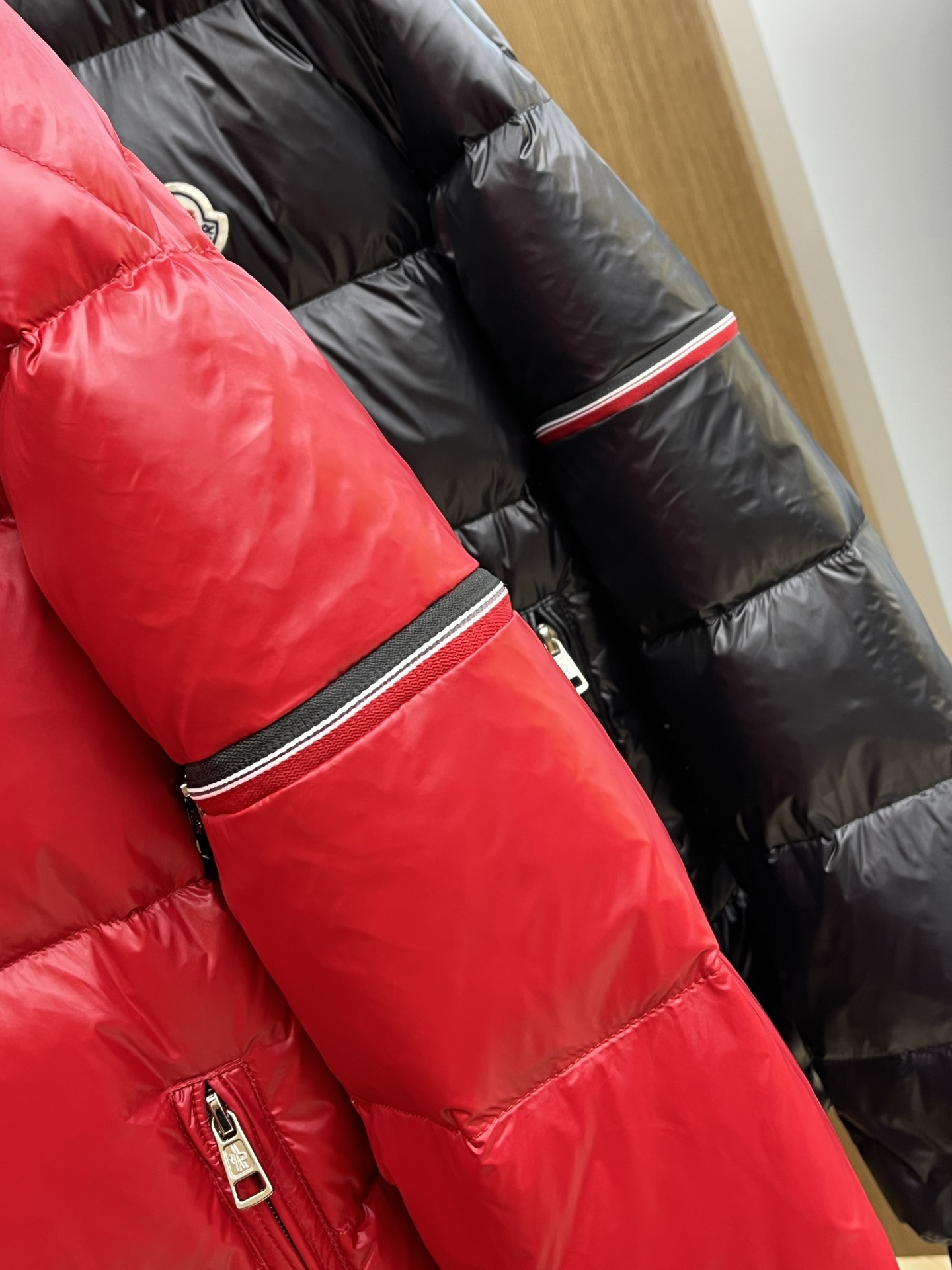 秋冬羽绒 Mon 🔥🔥最新款时尚设计师款羽绒外套❤️‍🔥立领羽绒服，肩膀经典logo爆款羽绒服，90#白