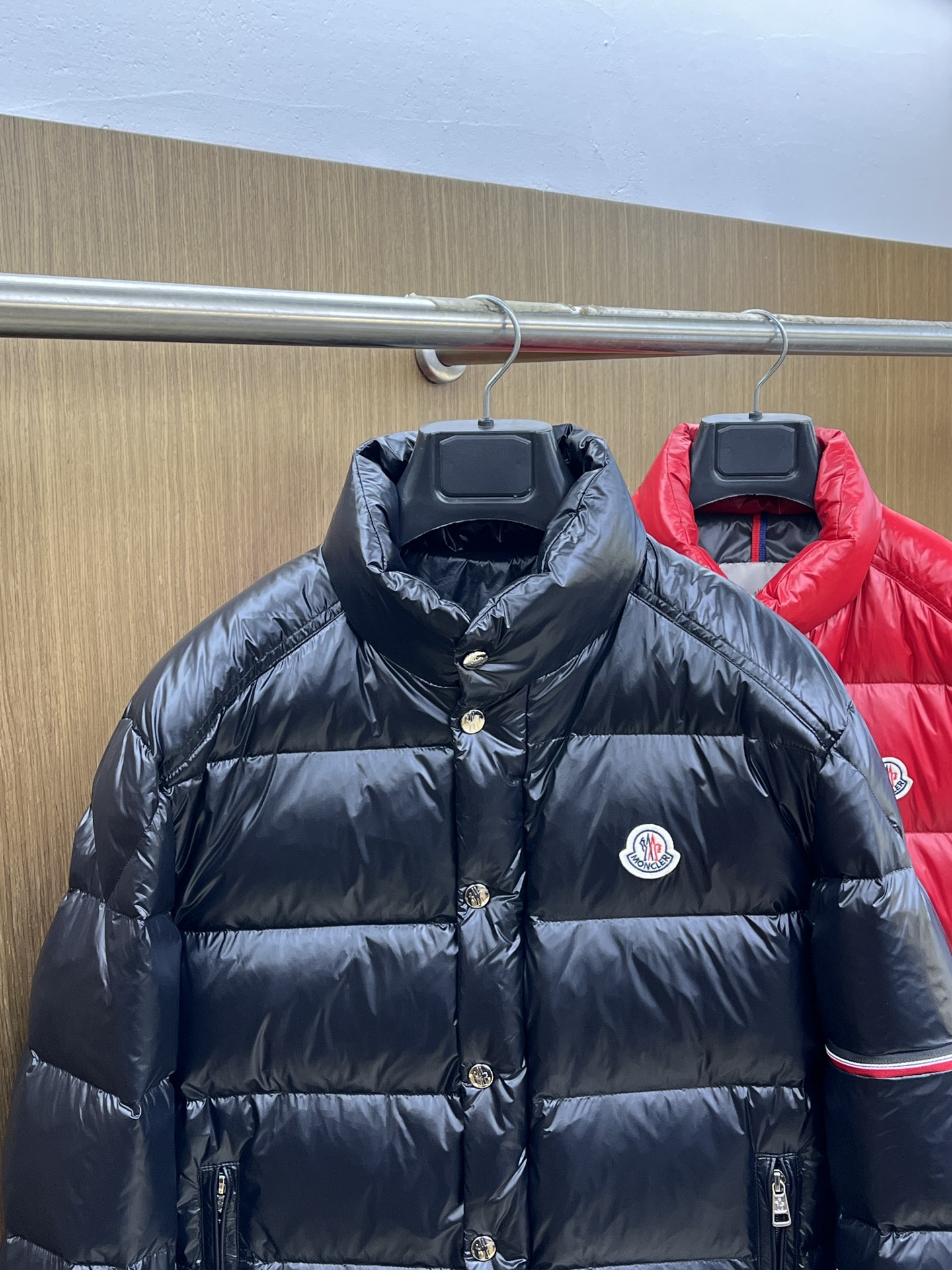 秋冬羽绒 Mon 🔥🔥最新款时尚设计师款羽绒外套❤️‍🔥立领羽绒服，肩膀经典logo爆款羽绒服，90#白