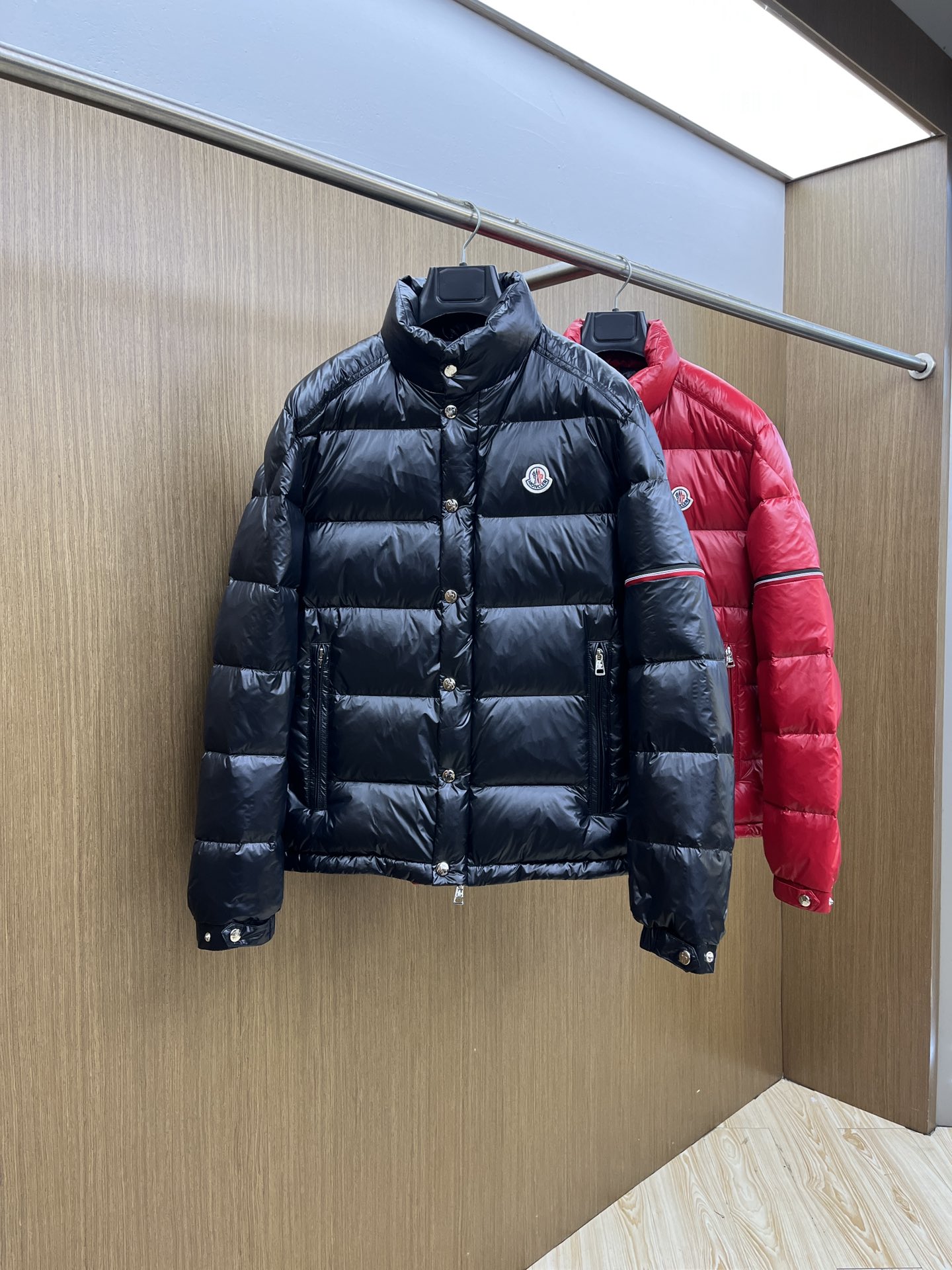 秋冬羽绒 Mon 🔥🔥最新款时尚设计师款羽绒外套❤️‍🔥立领羽绒服，肩膀经典logo爆款羽绒服，90#白