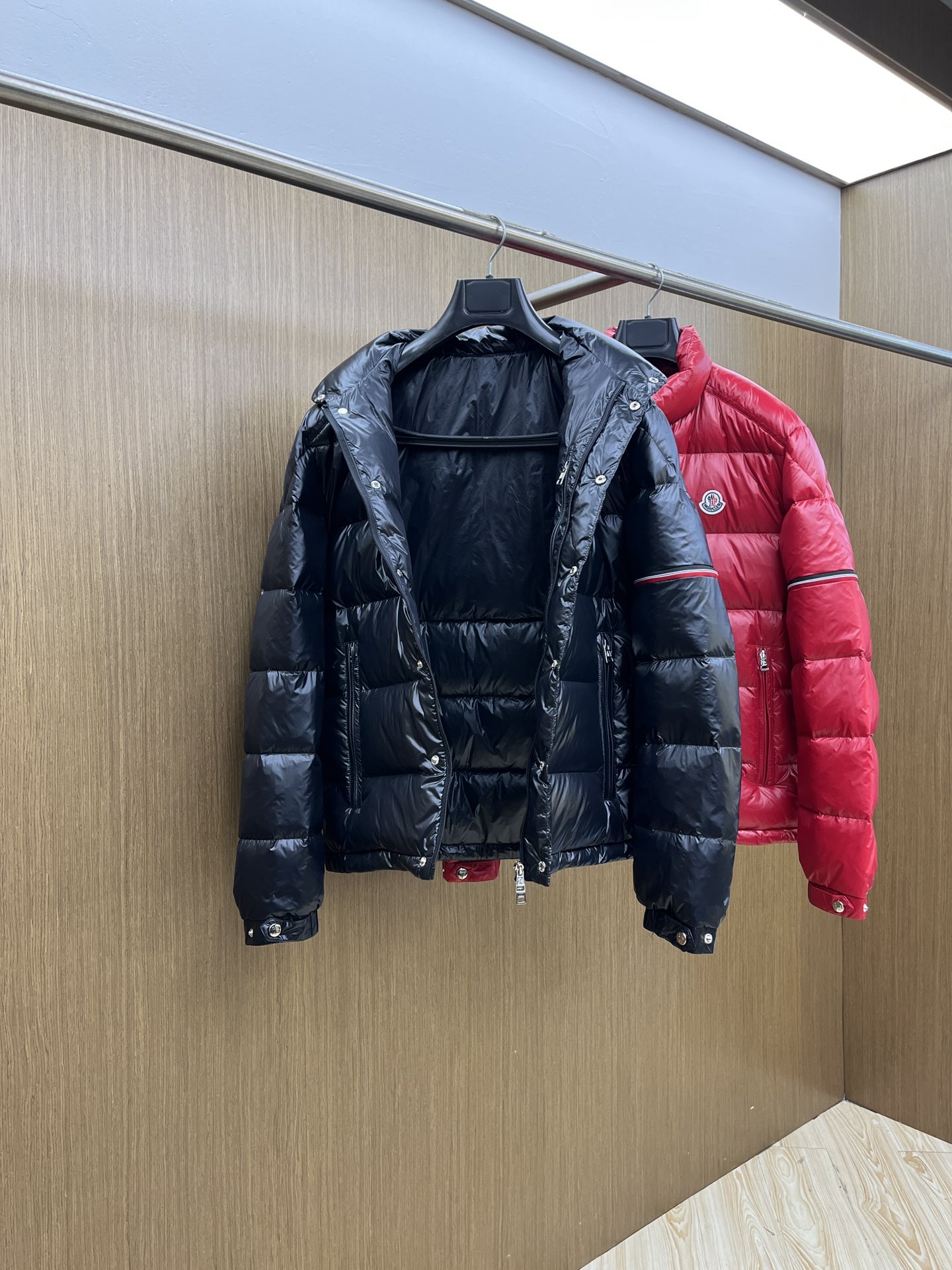 秋冬羽绒 Mon 🔥🔥最新款时尚设计师款羽绒外套❤️‍🔥立领羽绒服，肩膀经典logo爆款羽绒服，90#白