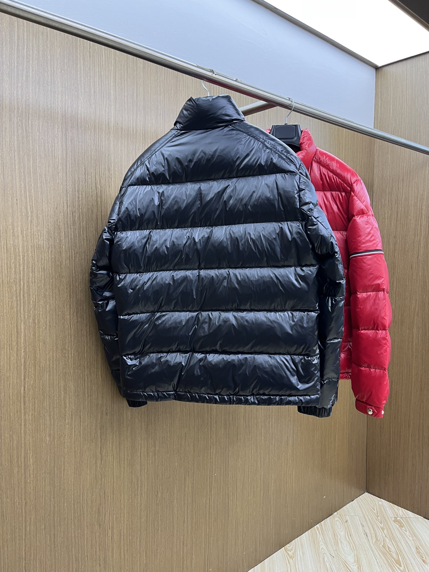 秋冬羽绒 Mon 🔥🔥最新款时尚设计师款羽绒外套❤️‍🔥立领羽绒服，肩膀经典logo爆款羽绒服，90#白