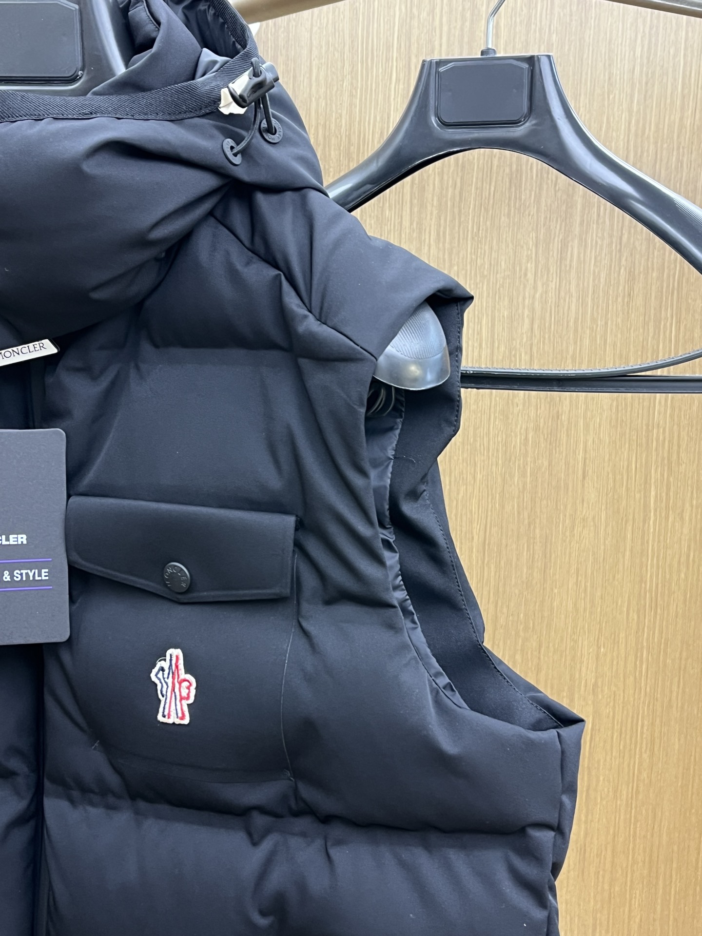 价格修正 秋冬羽绒 Moncler2025新款连帽 Moncler这款采用的设计，增加了的实用性和百搭性