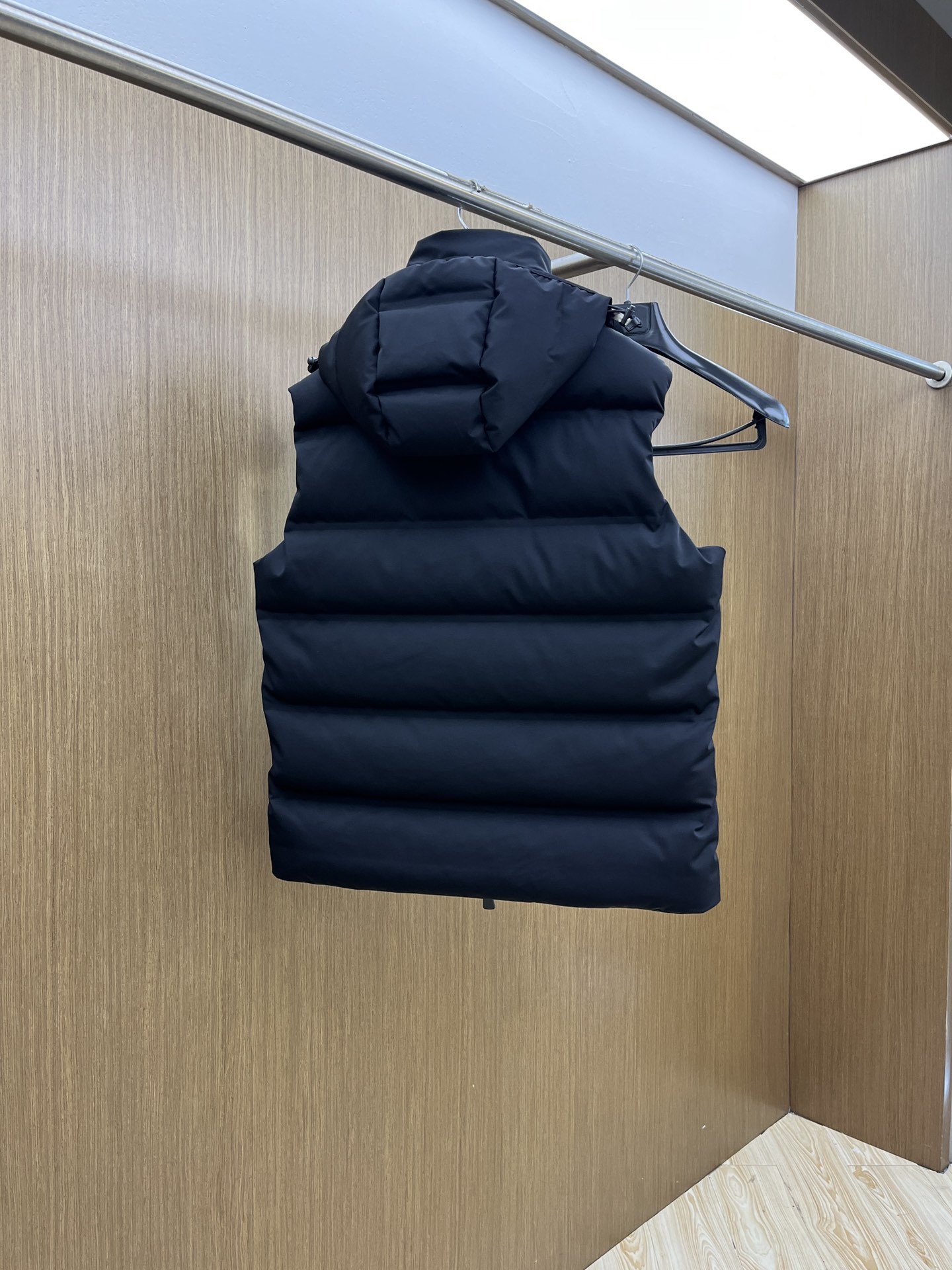 价格修正 秋冬羽绒 Moncler2025新款连帽 Moncler这款采用的设计，增加了的实用性和百搭性