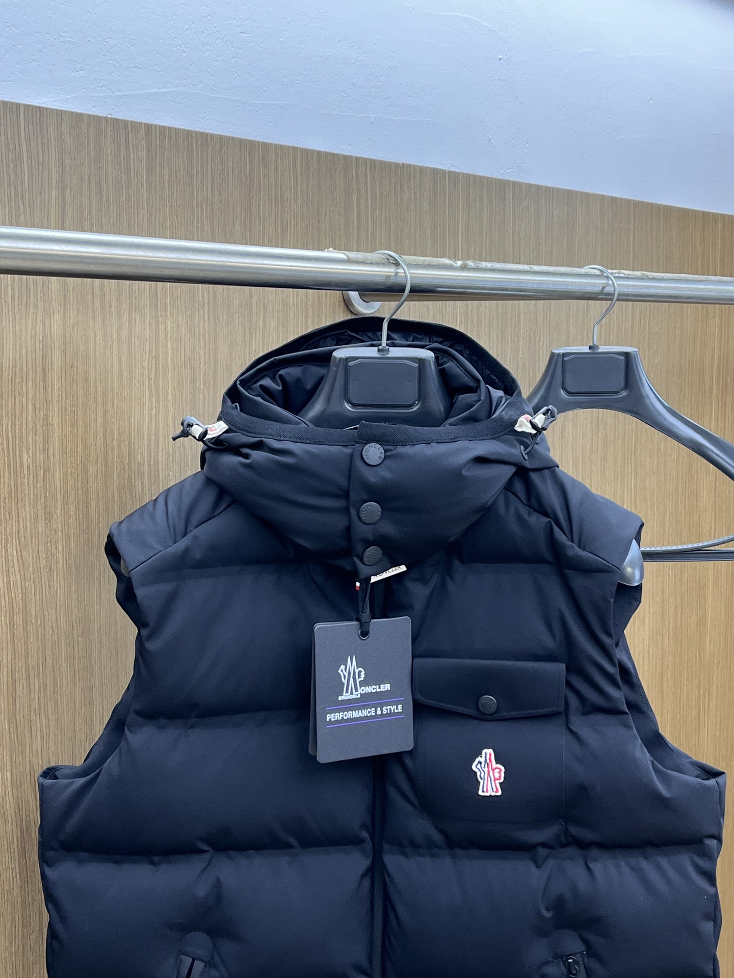 价格修正 秋冬羽绒 Moncler2025新款连帽 Moncler这款采用的设计，增加了的实用性和百搭性