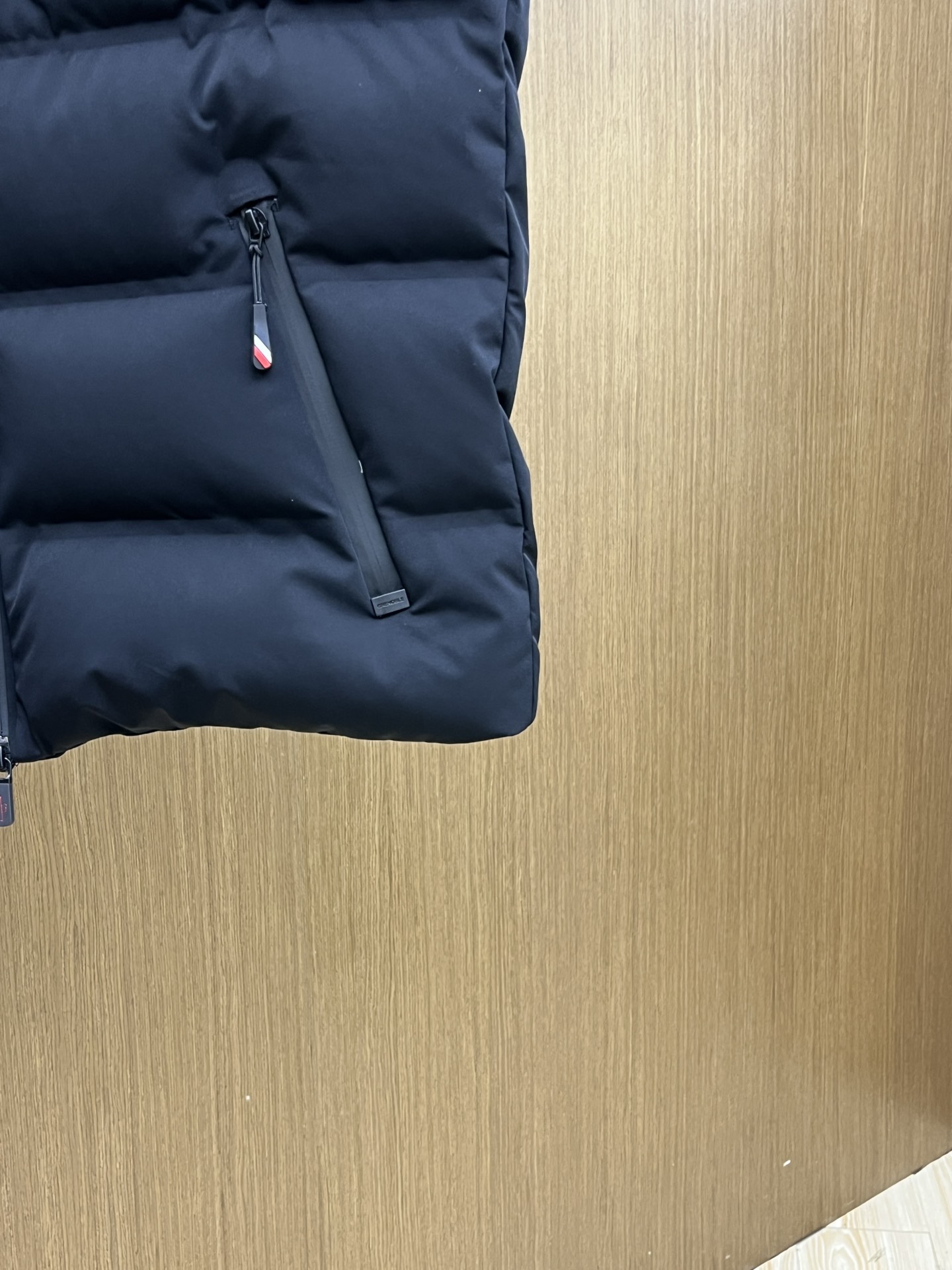 价格修正 秋冬羽绒 Moncler2025新款连帽 Moncler这款采用的设计，增加了的实用性和百搭性