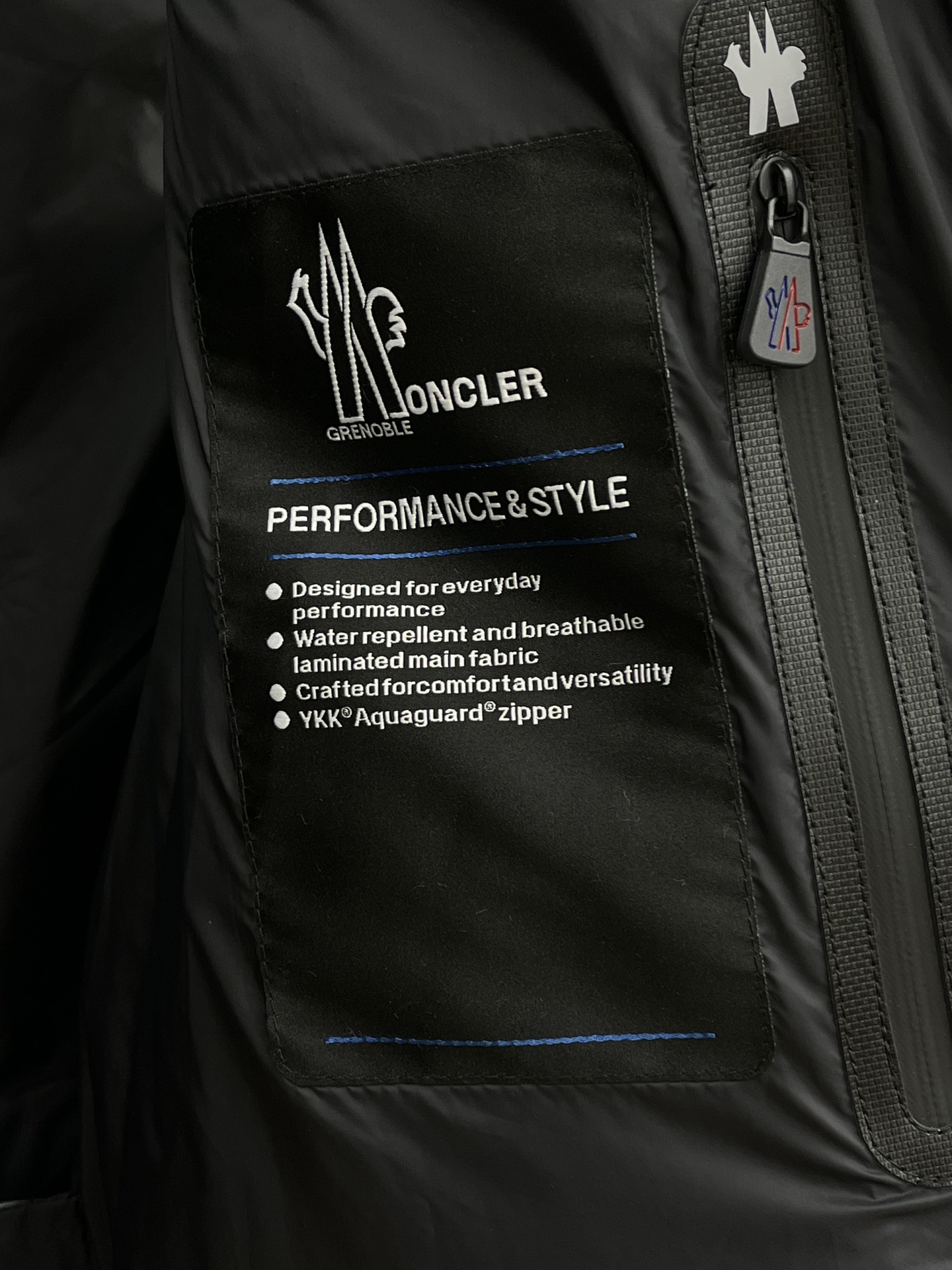 价格修正 秋冬羽绒 Moncler2025新款连帽 Moncler这款采用的设计，增加了的实用性和百搭性