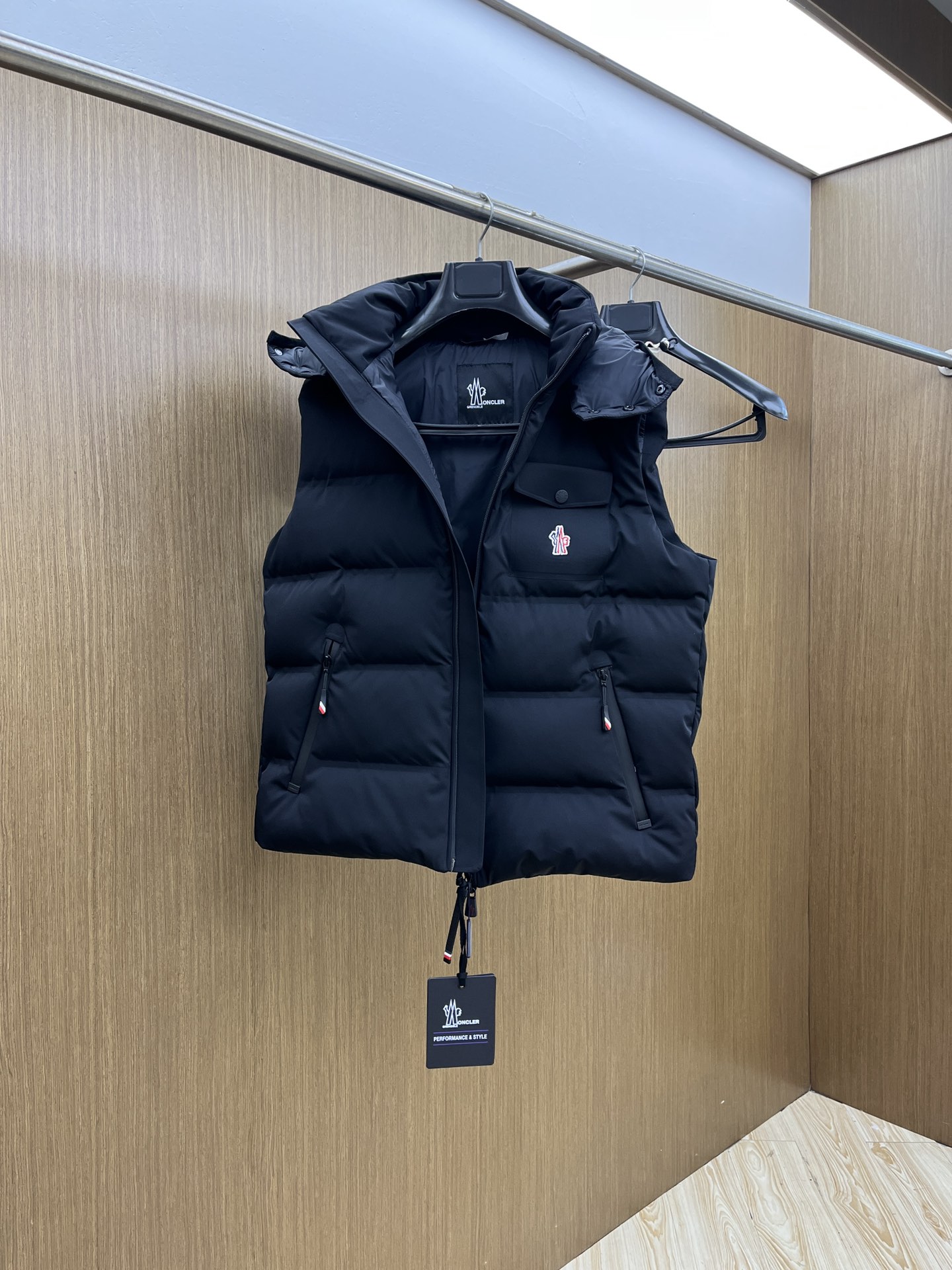 价格修正 秋冬羽绒 Moncler2025新款连帽 Moncler这款采用的设计，增加了的实用性和百搭性