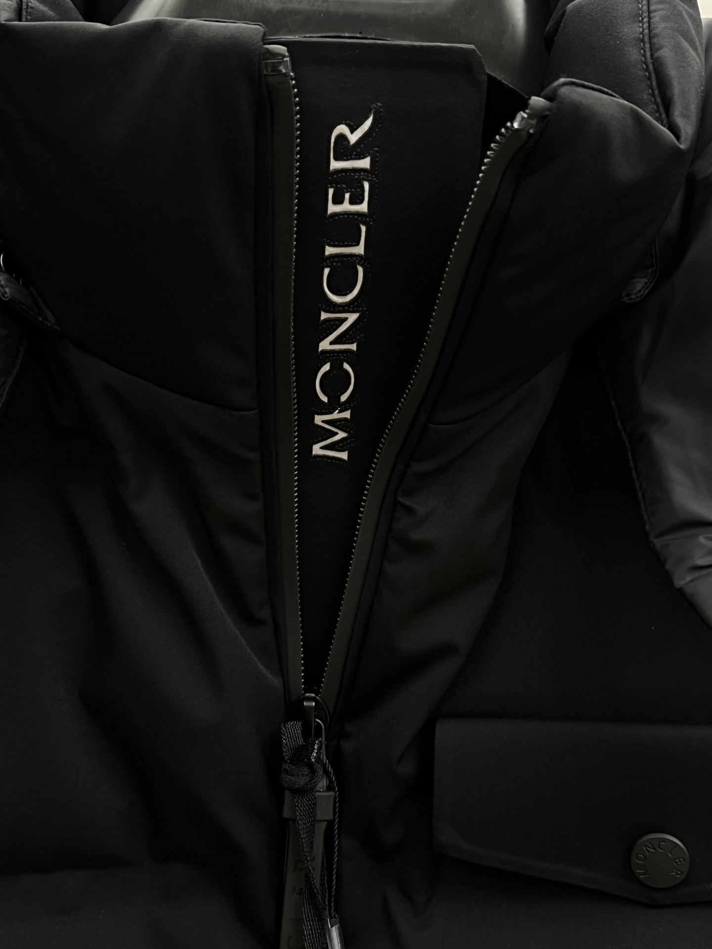 价格修正 秋冬羽绒 Moncler2025新款连帽 Moncler这款采用的设计，增加了的实用性和百搭性