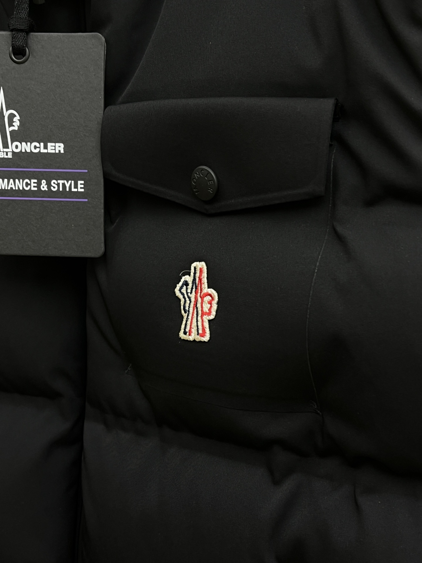 价格修正 秋冬羽绒 Moncler2025新款连帽 Moncler这款采用的设计，增加了的实用性和百搭性