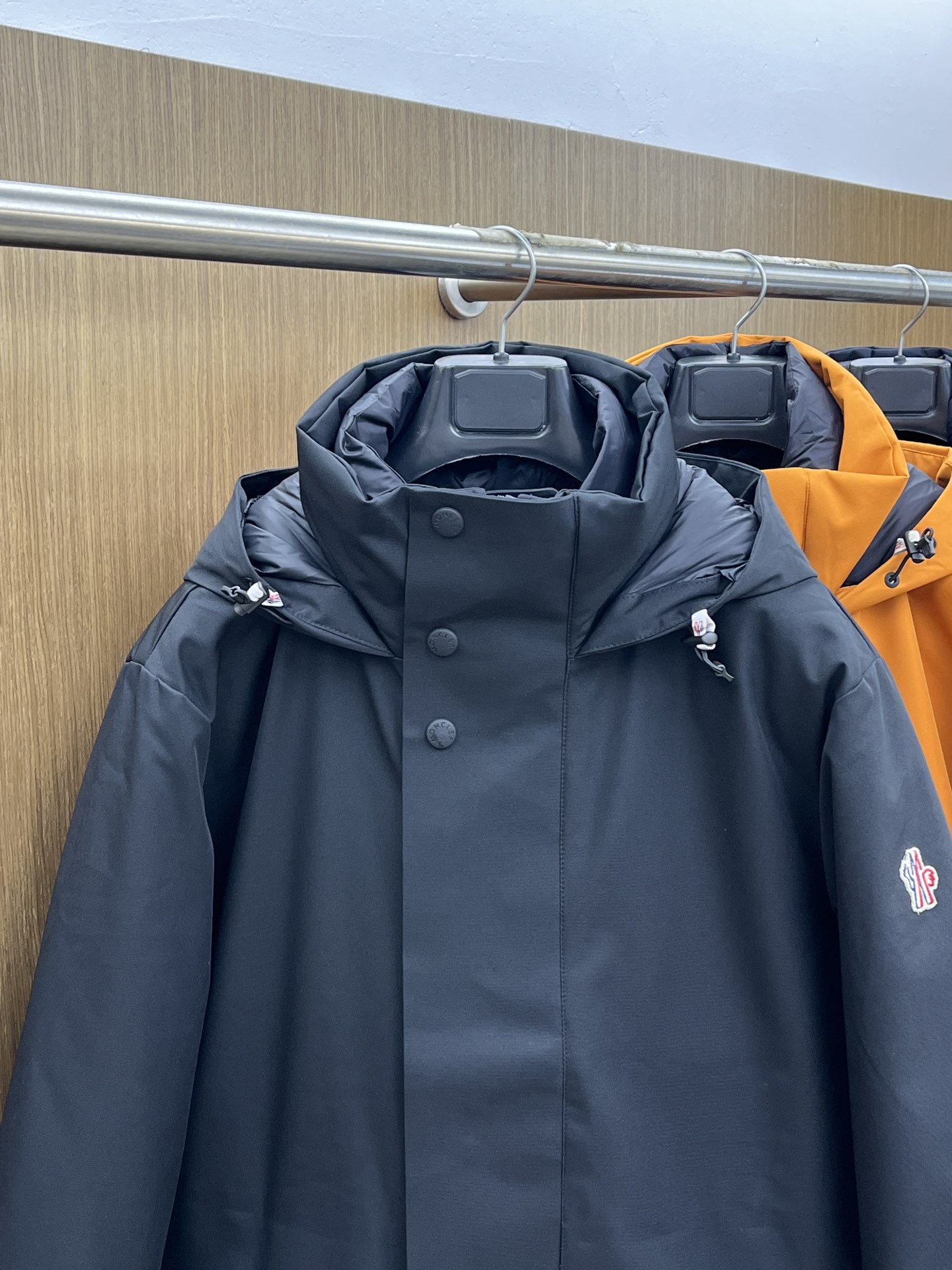 价格修正 秋冬羽绒 羽绒服 MOC秋冬经典滑雪系列高密度尼龙压胶防水羽绒服夹克，男士刺绣徽章连帽立领户外