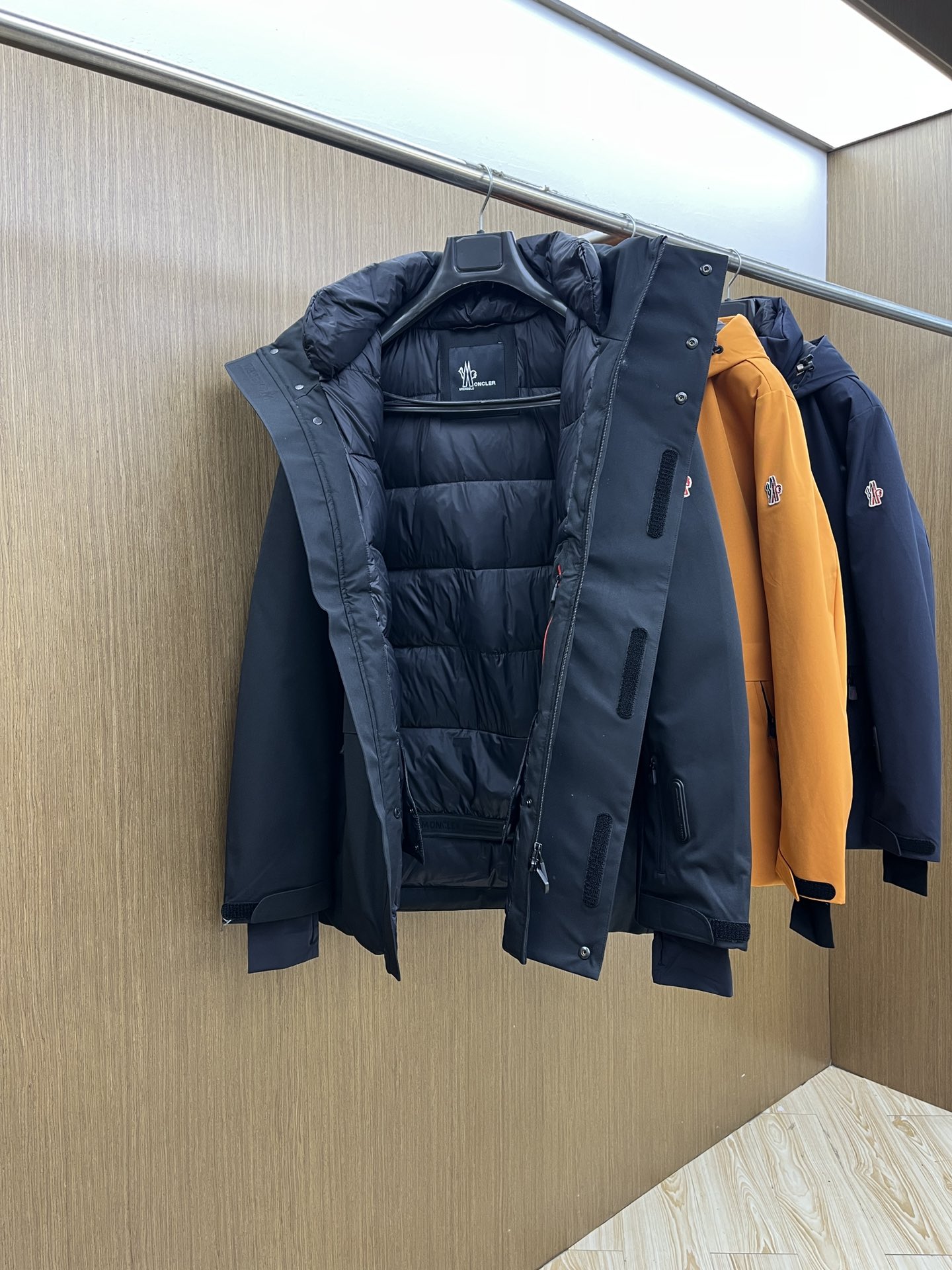 价格修正 秋冬羽绒 羽绒服 MOC秋冬经典滑雪系列高密度尼龙压胶防水羽绒服夹克，男士刺绣徽章连帽立领户外