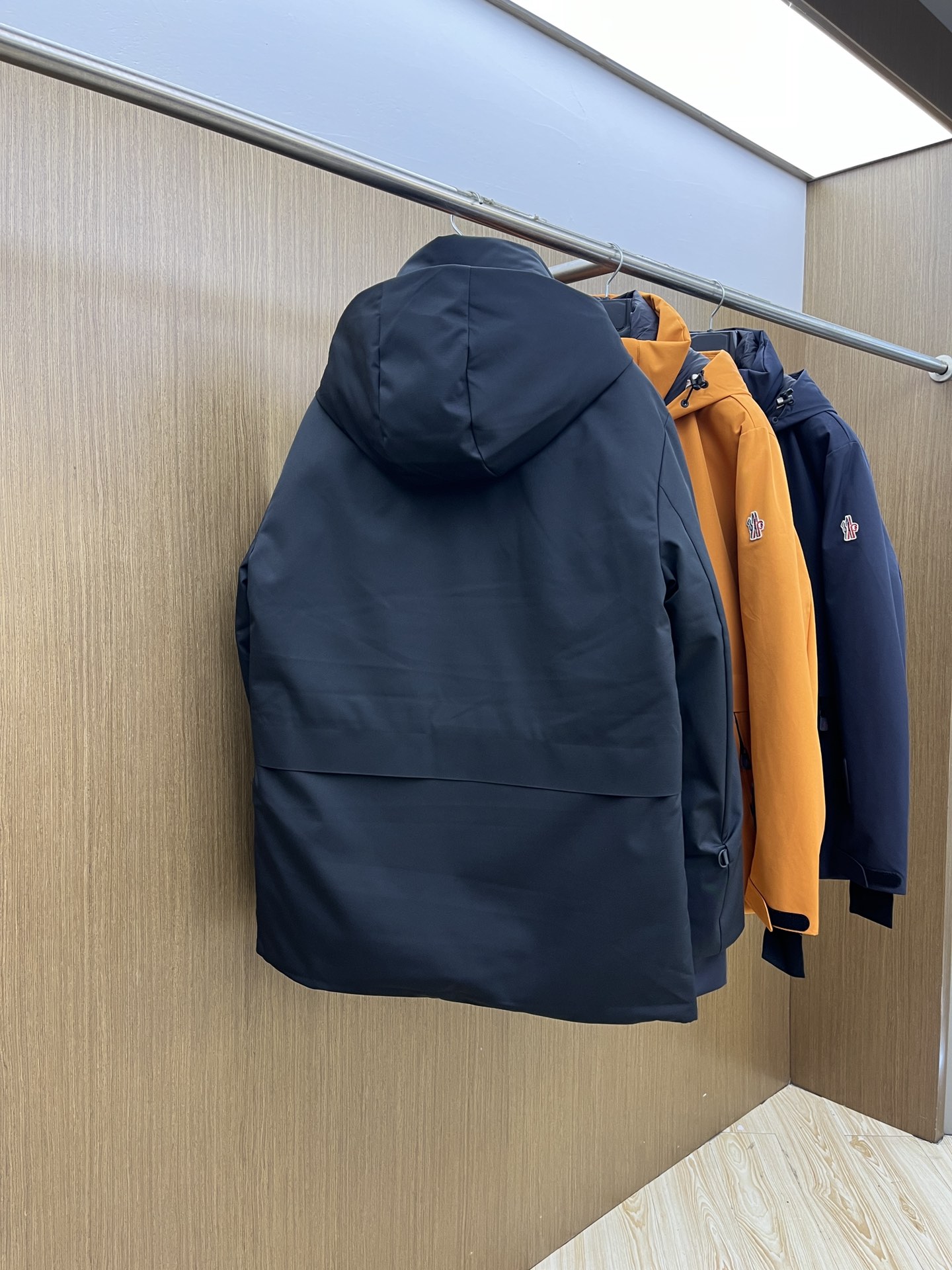 价格修正 秋冬羽绒 羽绒服 MOC秋冬经典滑雪系列高密度尼龙压胶防水羽绒服夹克，男士刺绣徽章连帽立领户外