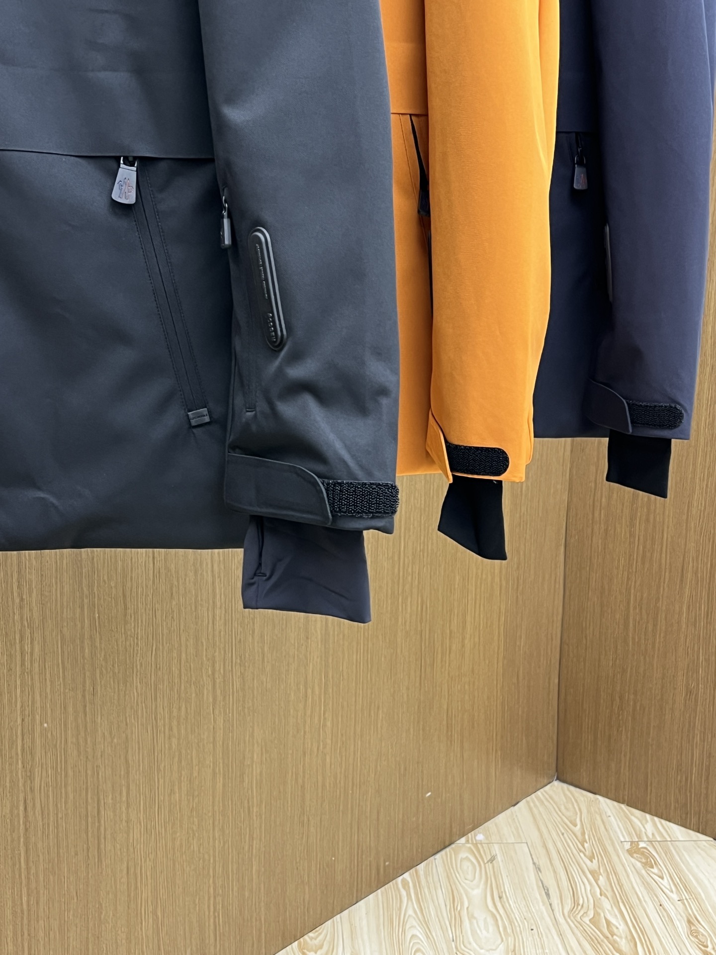 价格修正 秋冬羽绒 羽绒服 MOC秋冬经典滑雪系列高密度尼龙压胶防水羽绒服夹克，男士刺绣徽章连帽立领户外