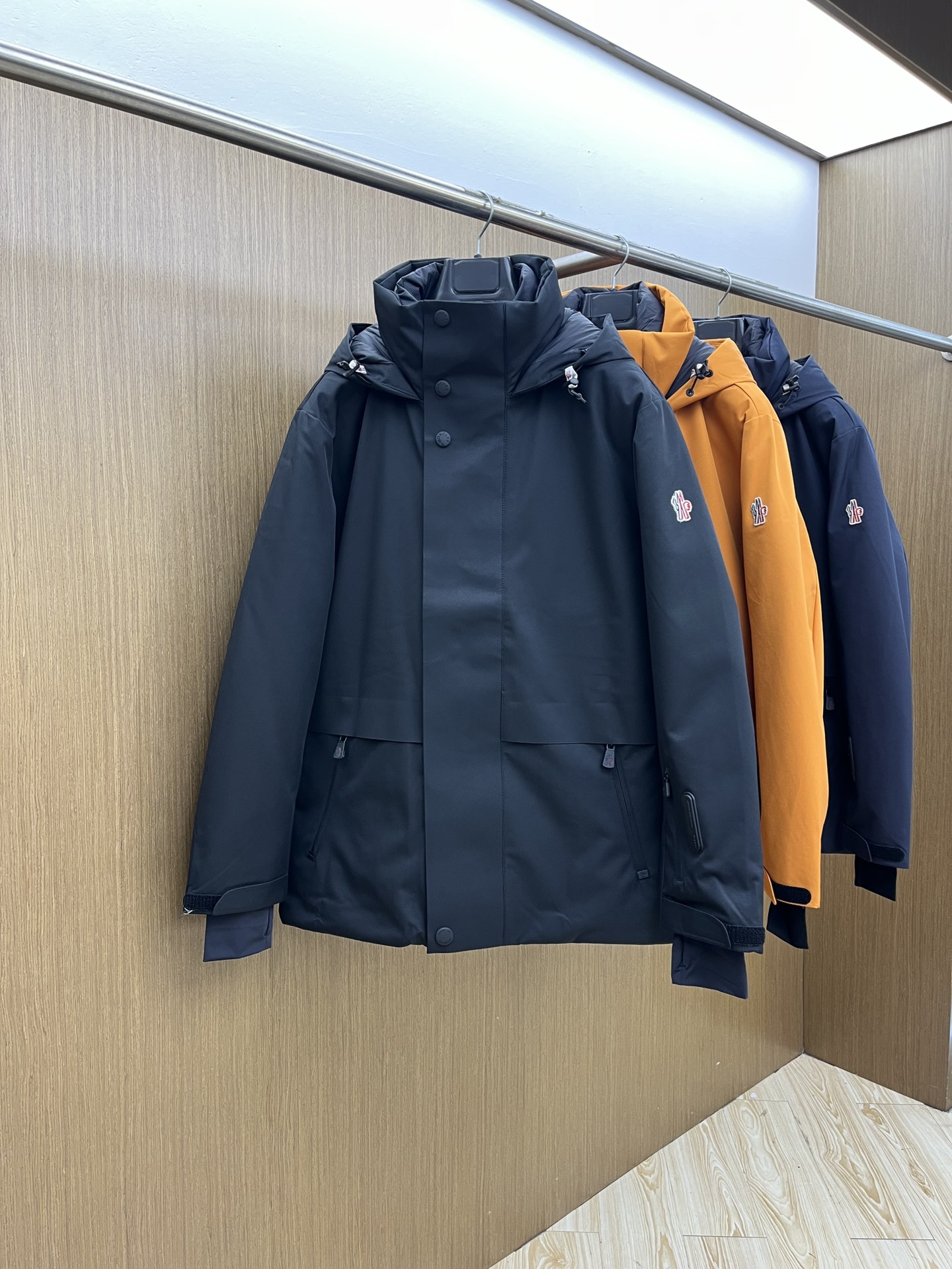 价格修正 秋冬羽绒 羽绒服 MOC秋冬经典滑雪系列高密度尼龙压胶防水羽绒服夹克，男士刺绣徽章连帽立领户外