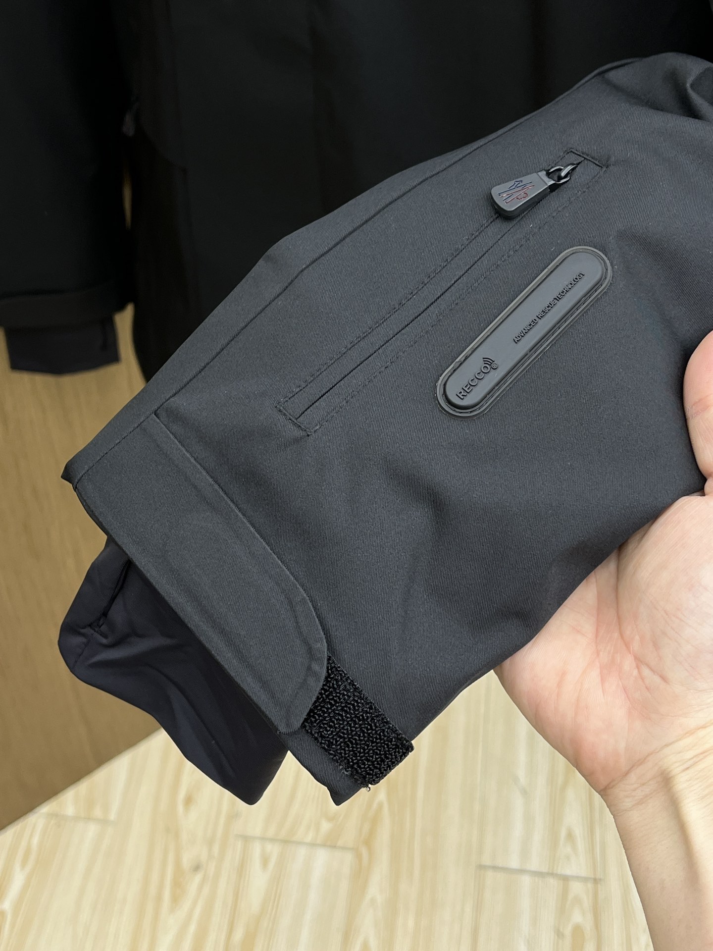 价格修正 秋冬羽绒 羽绒服 MOC秋冬经典滑雪系列高密度尼龙压胶防水羽绒服夹克，男士刺绣徽章连帽立领户外