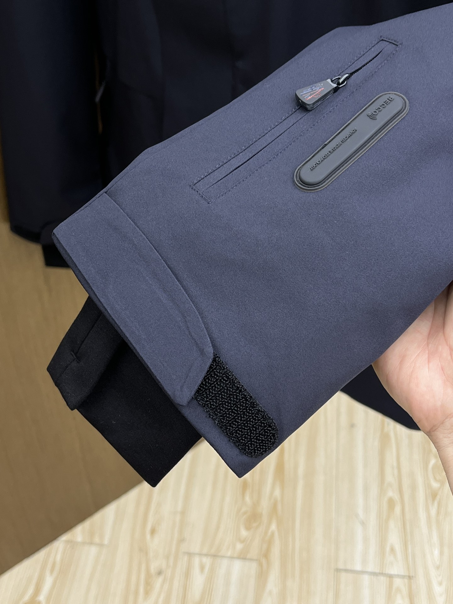 价格修正 秋冬羽绒 羽绒服 MOC秋冬经典滑雪系列高密度尼龙压胶防水羽绒服夹克，男士刺绣徽章连帽立领户外