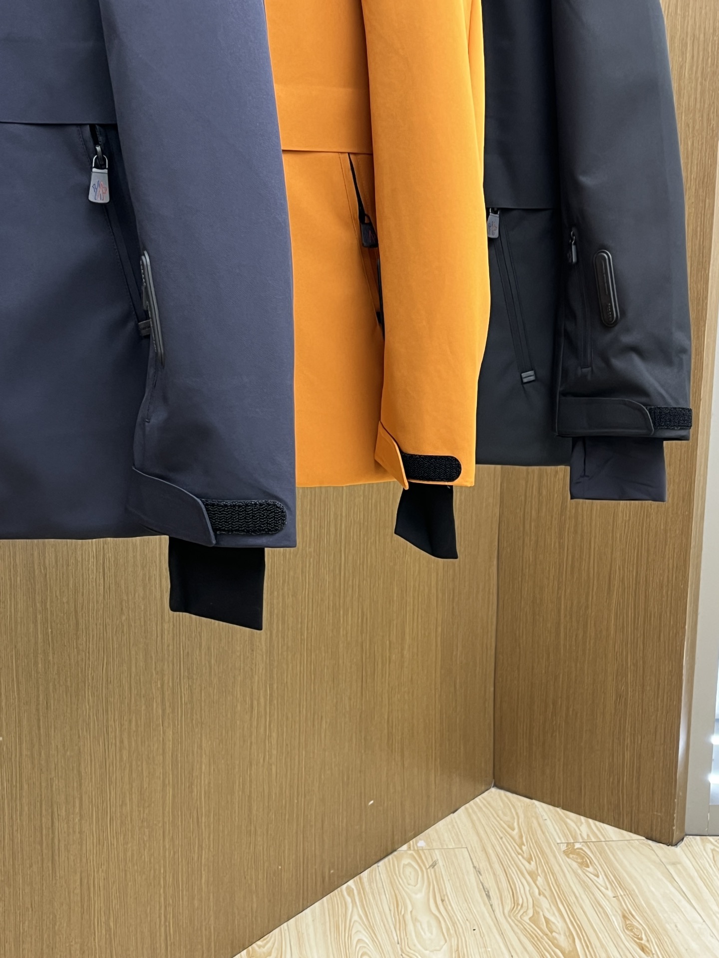 价格修正 秋冬羽绒 羽绒服 MOC秋冬经典滑雪系列高密度尼龙压胶防水羽绒服夹克，男士刺绣徽章连帽立领户外