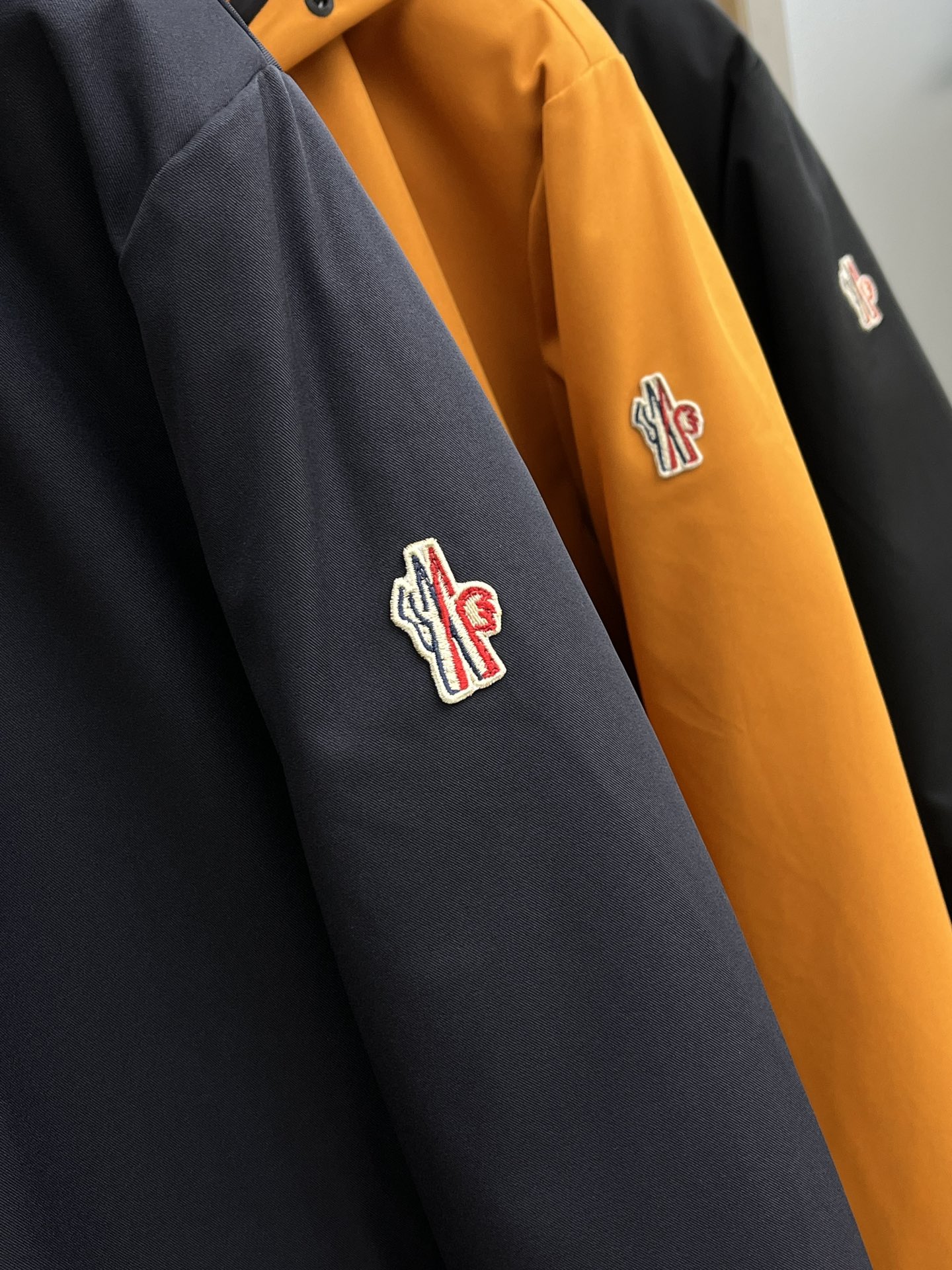 价格修正 秋冬羽绒 羽绒服 MOC秋冬经典滑雪系列高密度尼龙压胶防水羽绒服夹克，男士刺绣徽章连帽立领户外