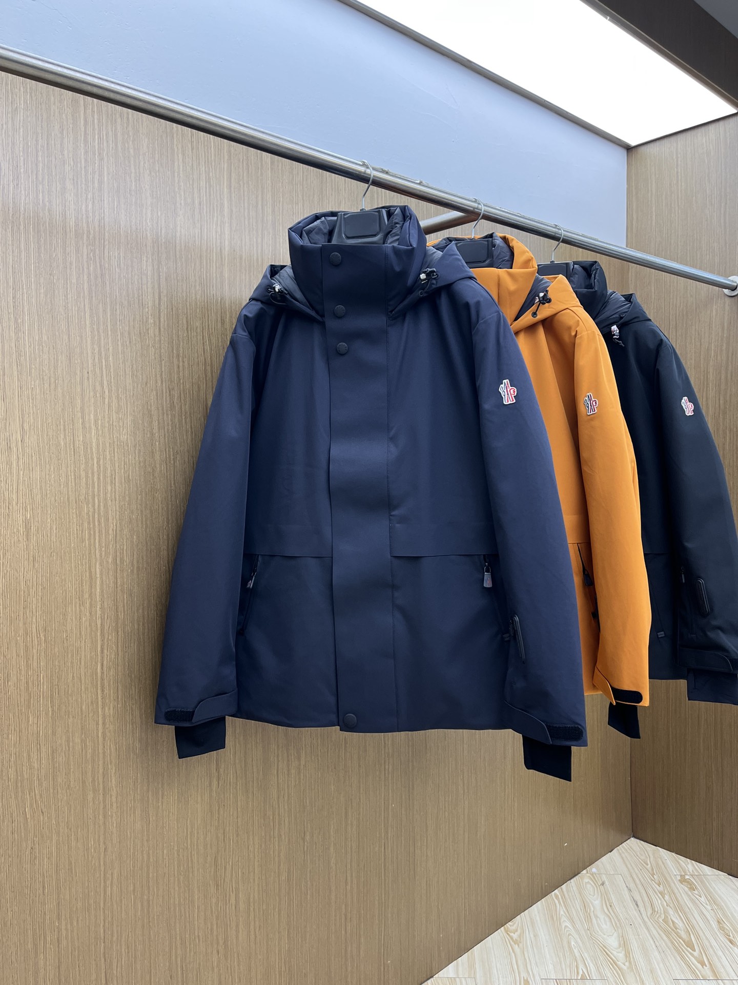 价格修正 秋冬羽绒 羽绒服 MOC秋冬经典滑雪系列高密度尼龙压胶防水羽绒服夹克，男士刺绣徽章连帽立领户外