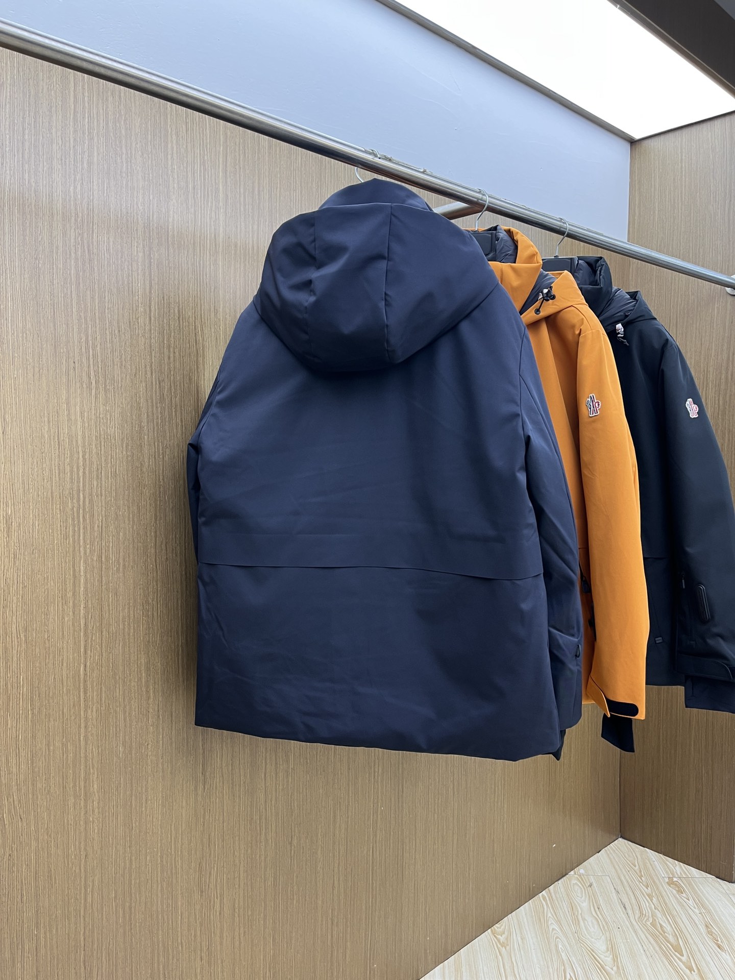 价格修正 秋冬羽绒 羽绒服 MOC秋冬经典滑雪系列高密度尼龙压胶防水羽绒服夹克，男士刺绣徽章连帽立领户外