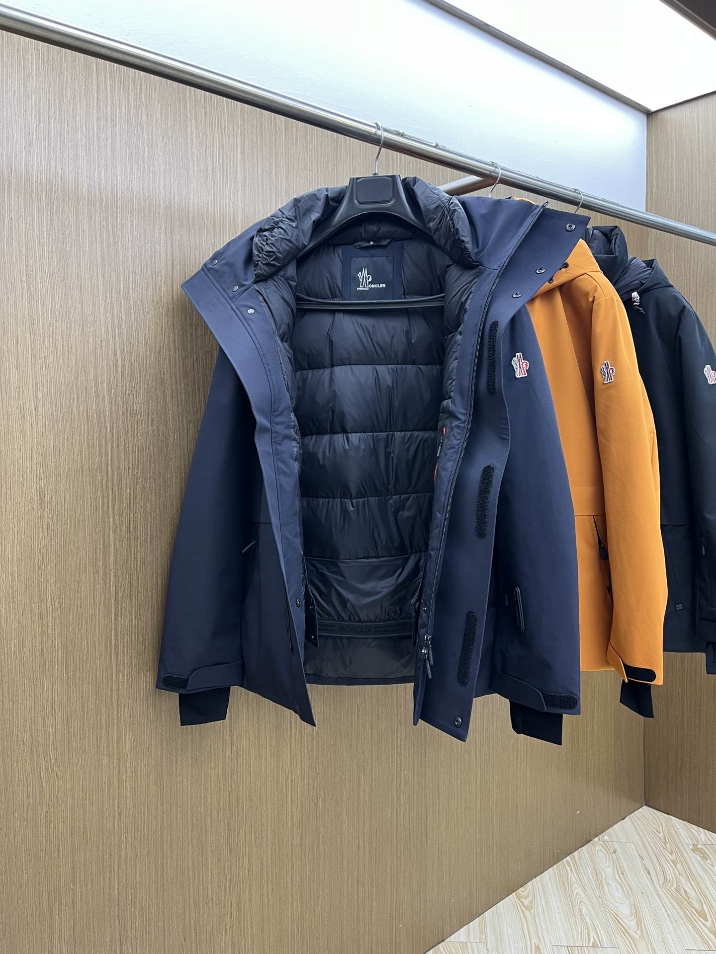 价格修正 秋冬羽绒 羽绒服 MOC秋冬经典滑雪系列高密度尼龙压胶防水羽绒服夹克，男士刺绣徽章连帽立领户外